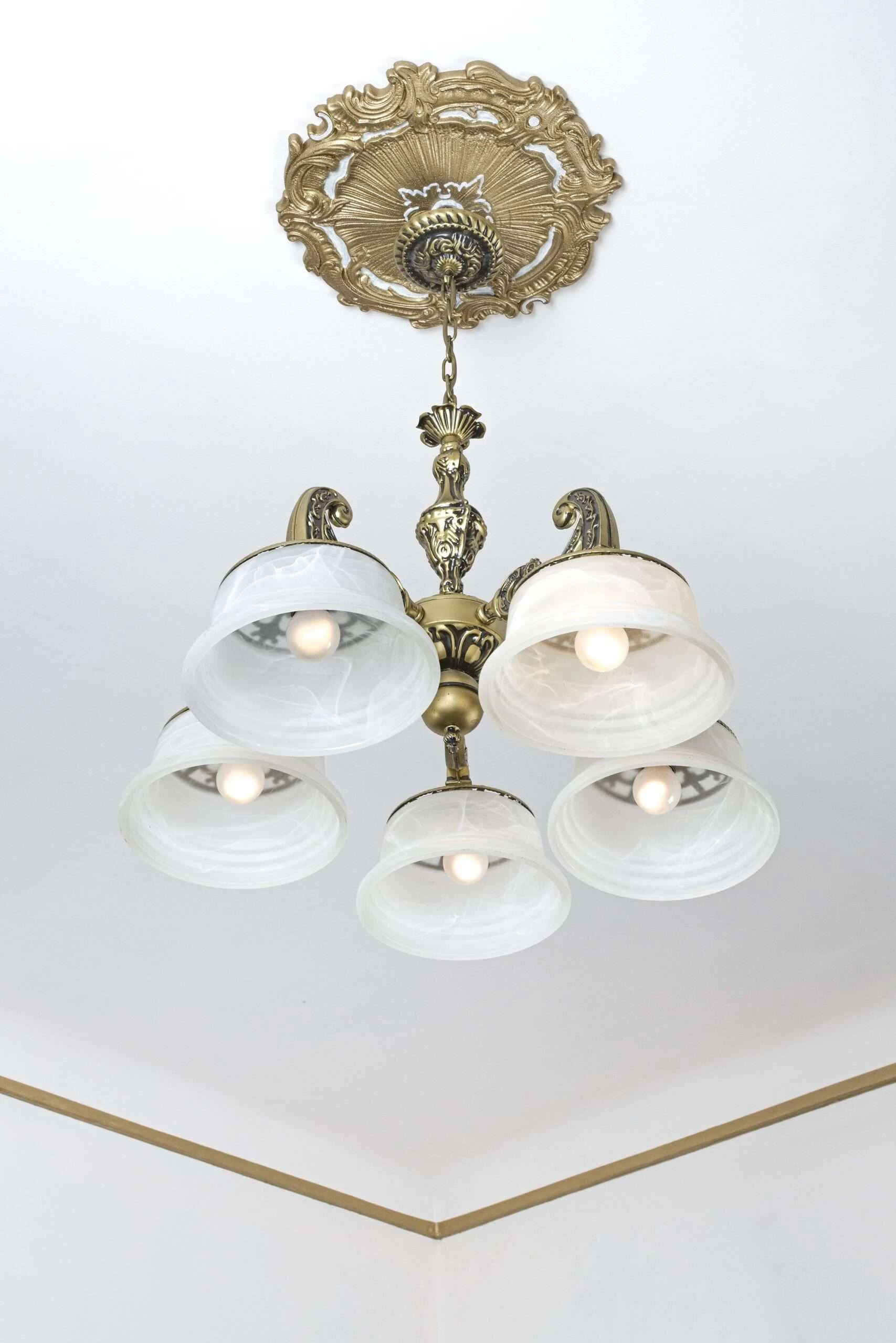 Párové lustry v art decovém stylu