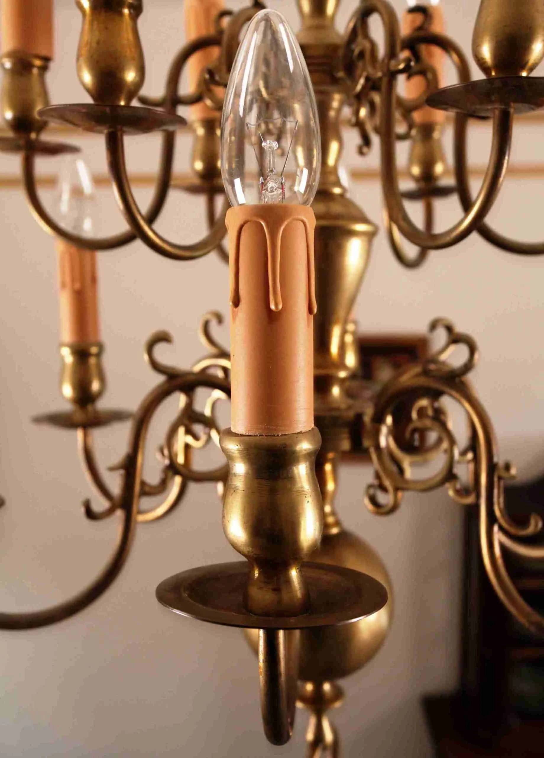 Dvoupatrový holandský lustr. Bronz
