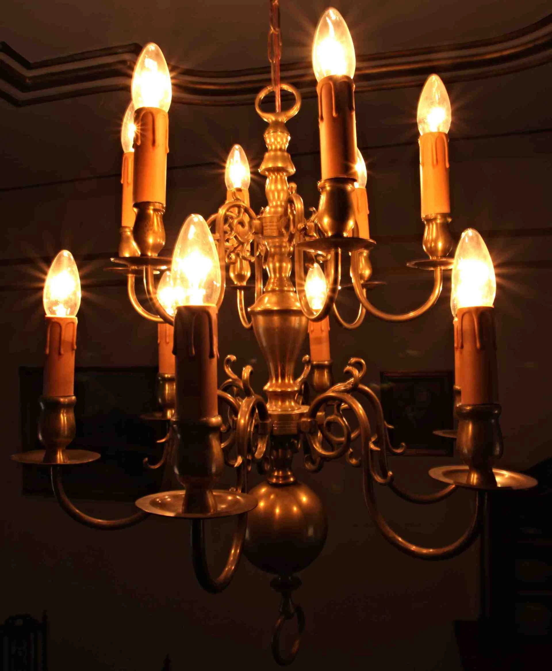 Dvoupatrový holandský lustr. Bronz