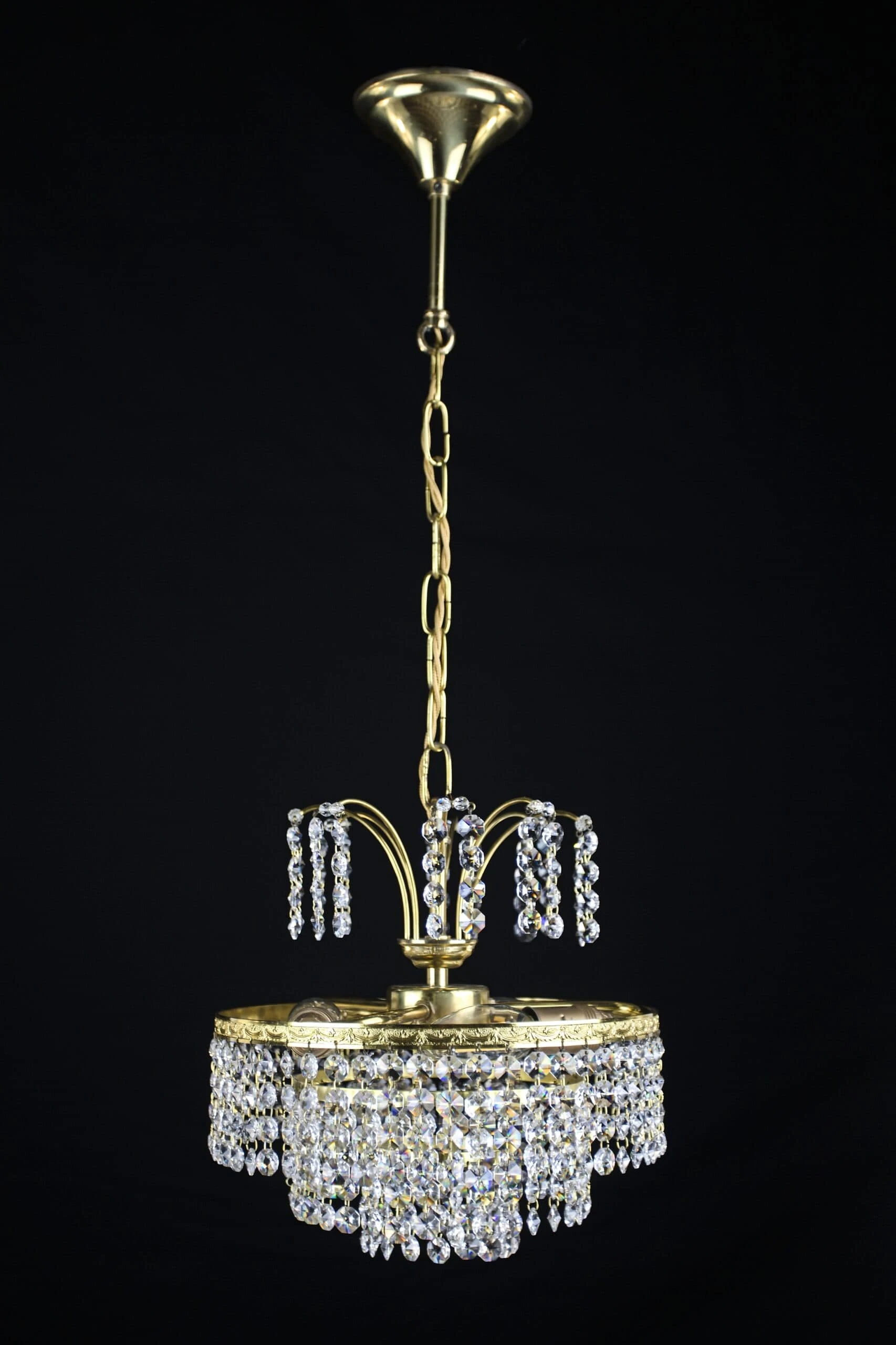 Menší lustr s kaskádovými ověsy