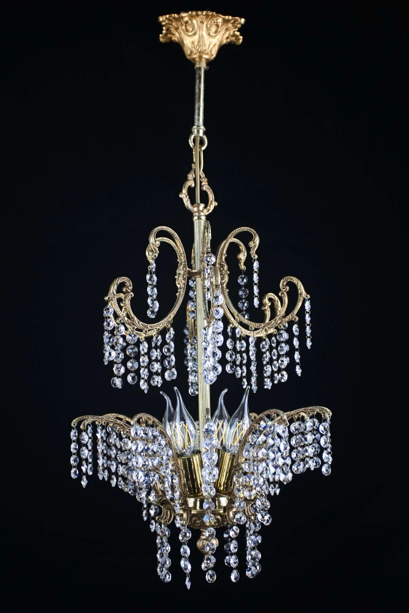 Mosazný lustr s křišťálovými ověsy