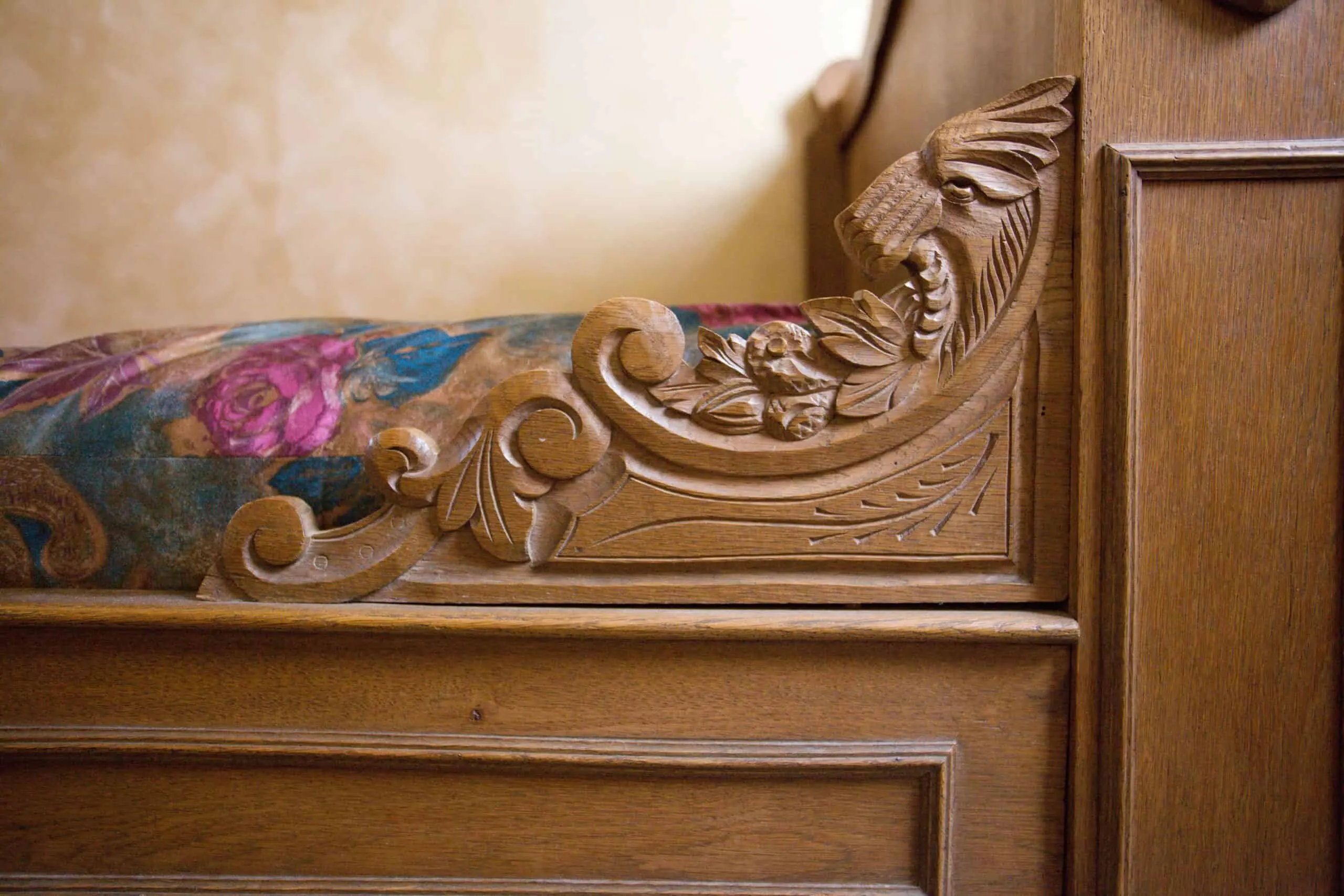 Starožitná dětská postel z masivního dubu