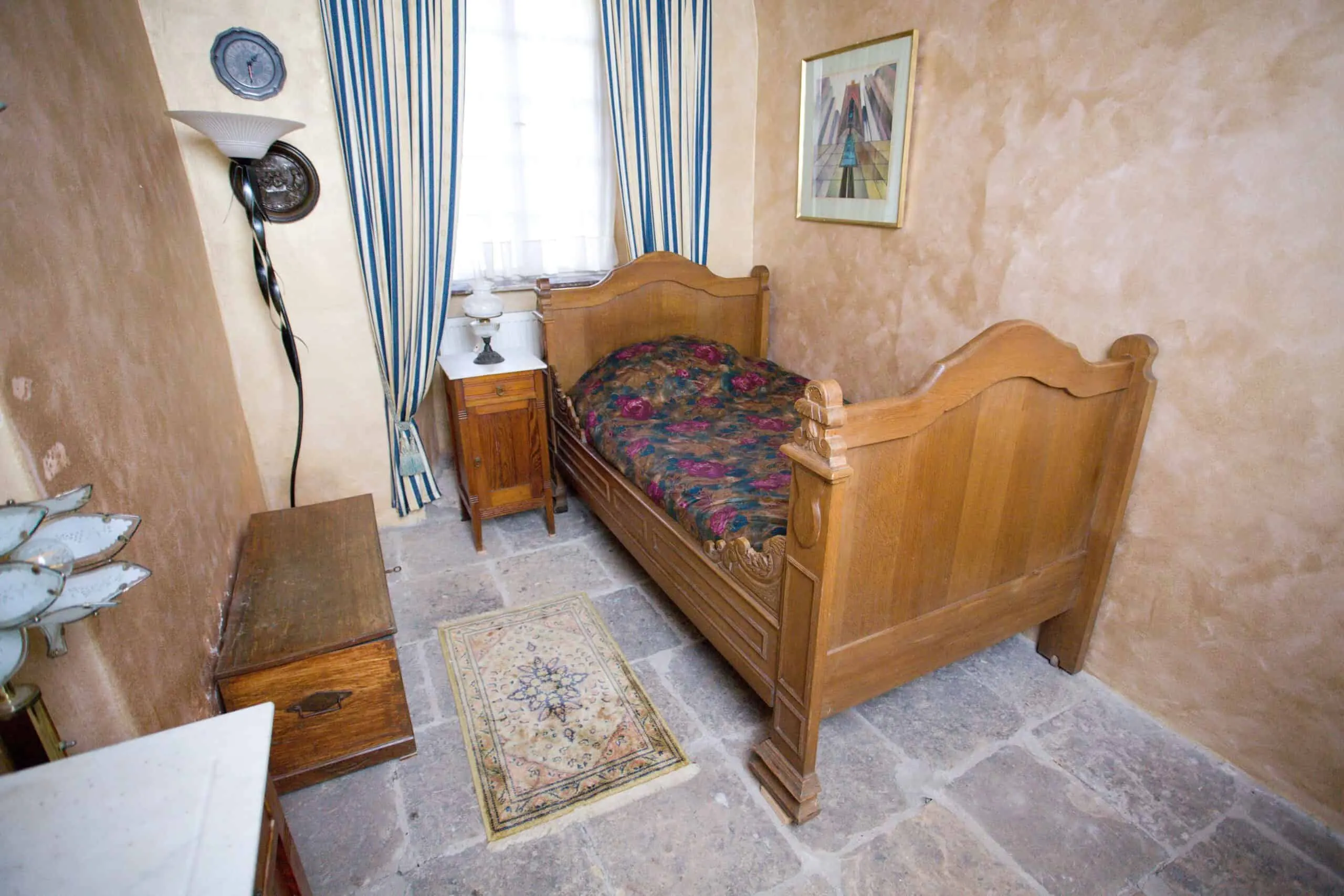 Starožitná dětská postel z masivního dubu