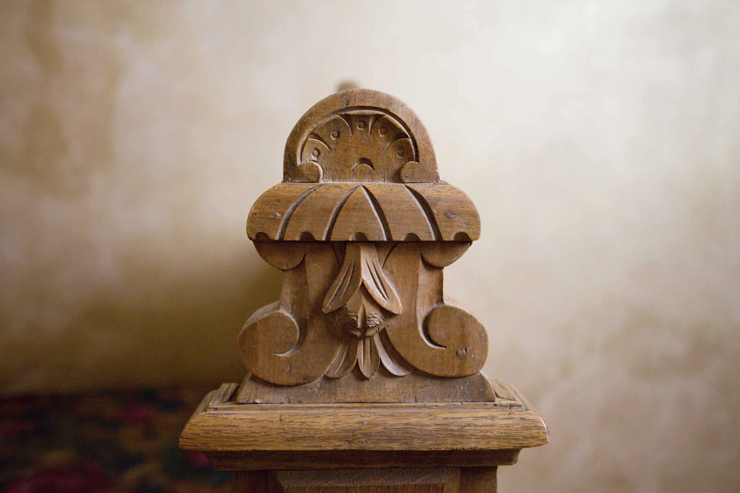 Starožitná dětská postel z masivního dubu