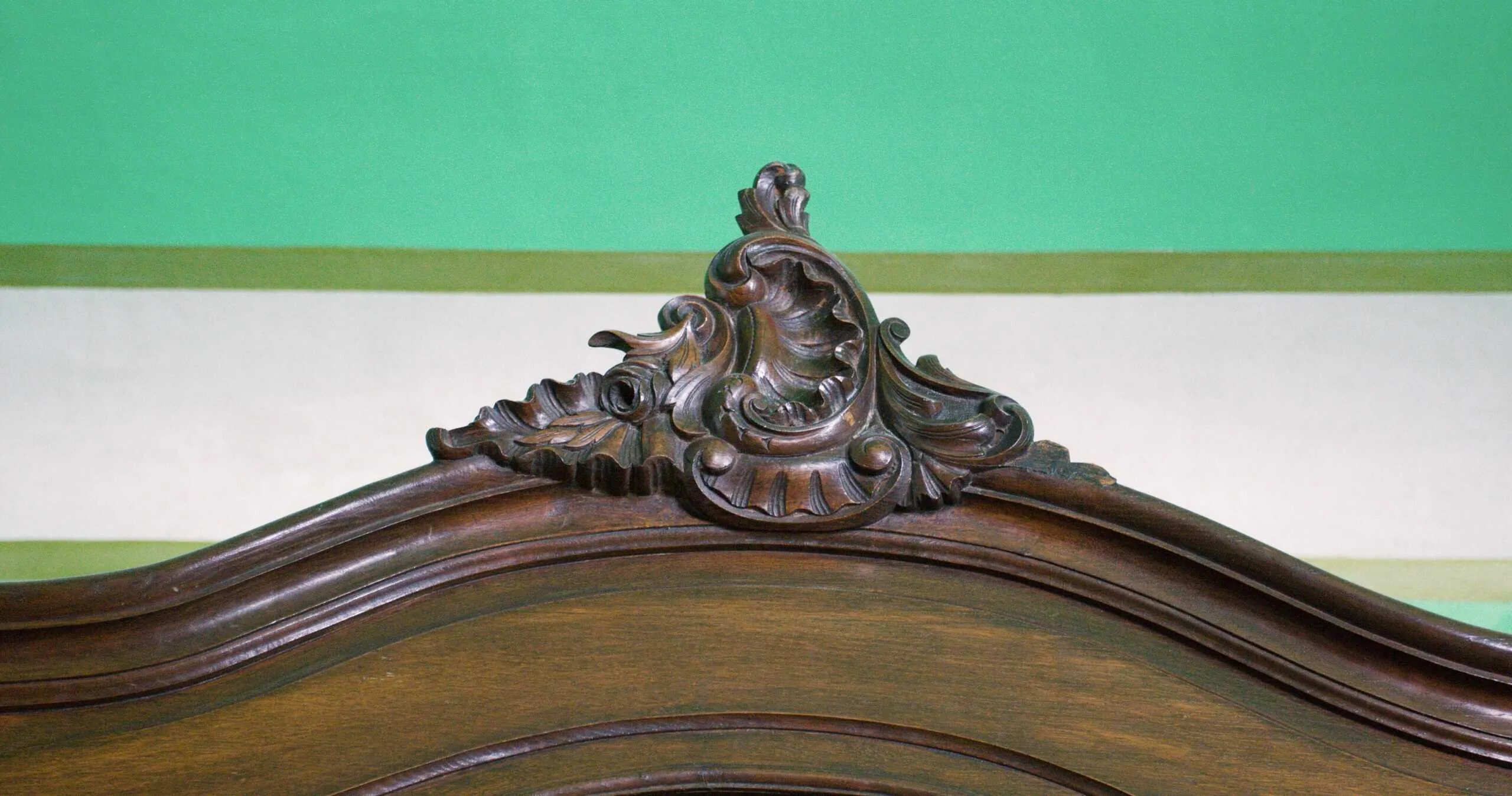 Velká zámecká šatní skříň se zrcadly