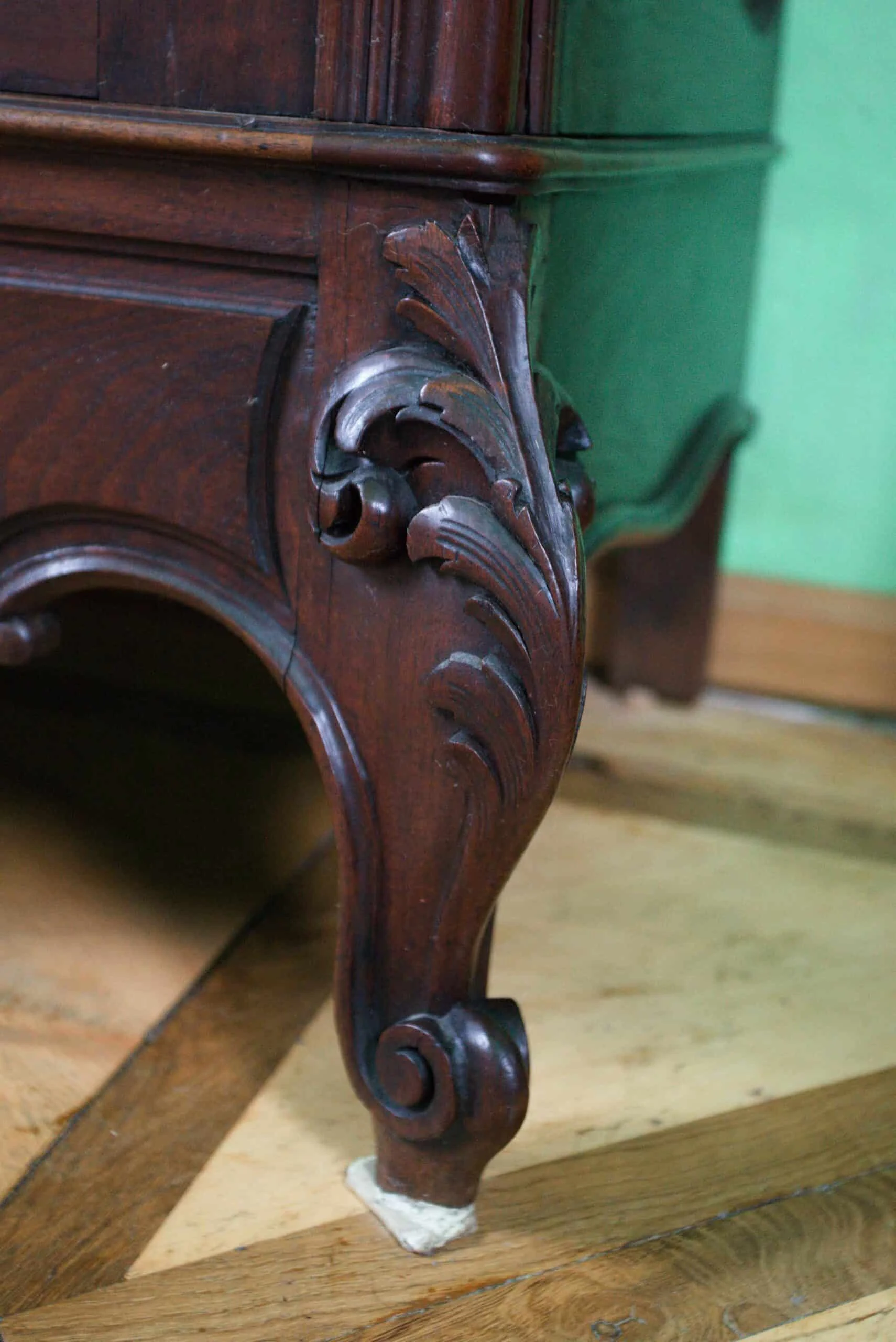 Velká zámecká šatní skříň se zrcadly