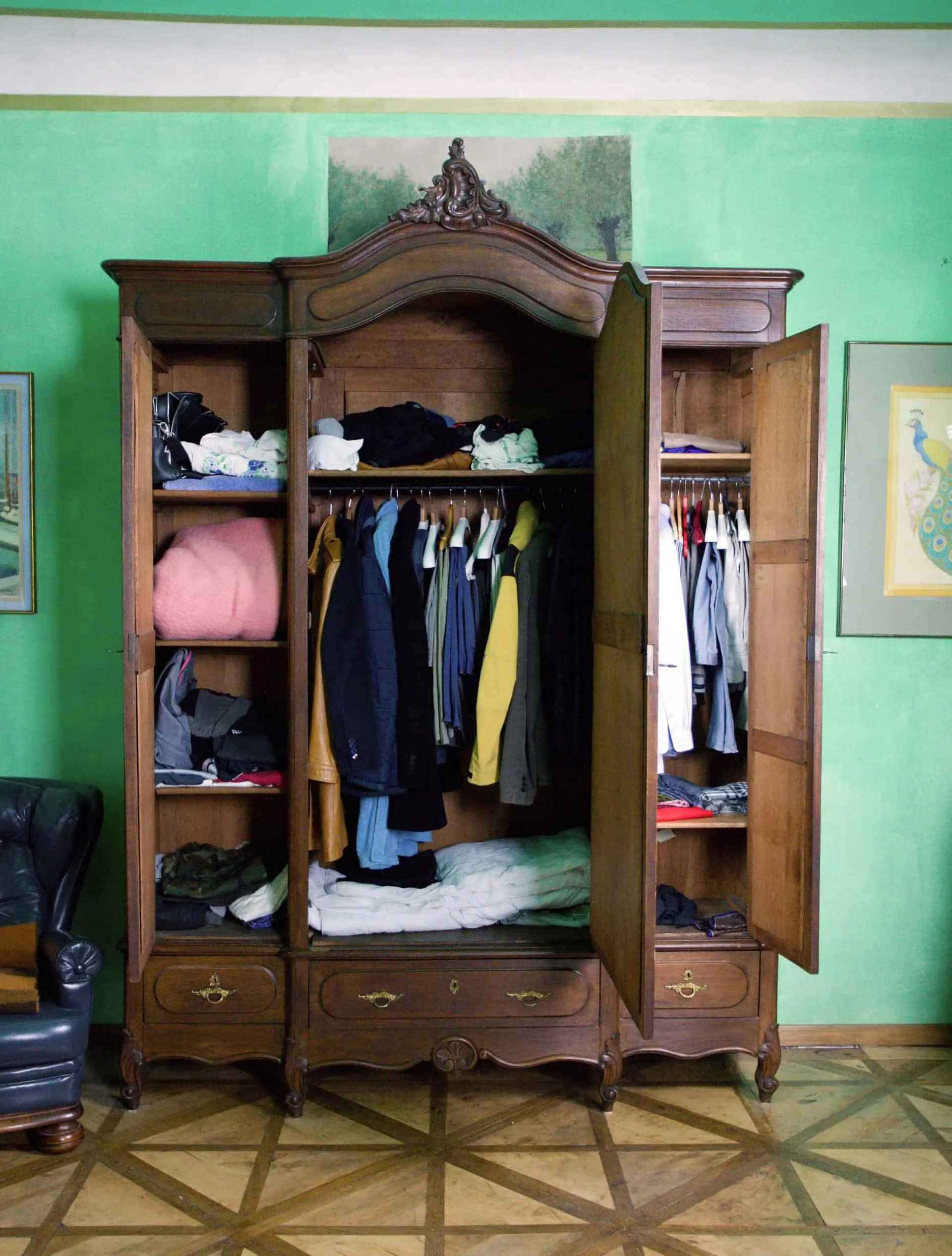 Velká zámecká šatní skříň se zrcadly