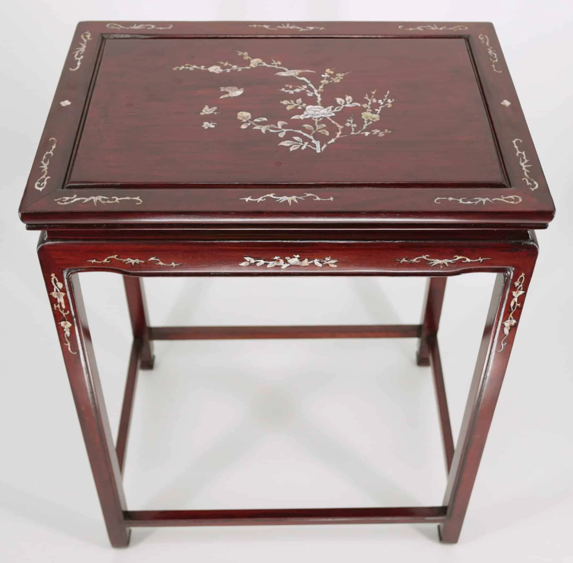 Čínský odkládací stolek vykládaný perletí