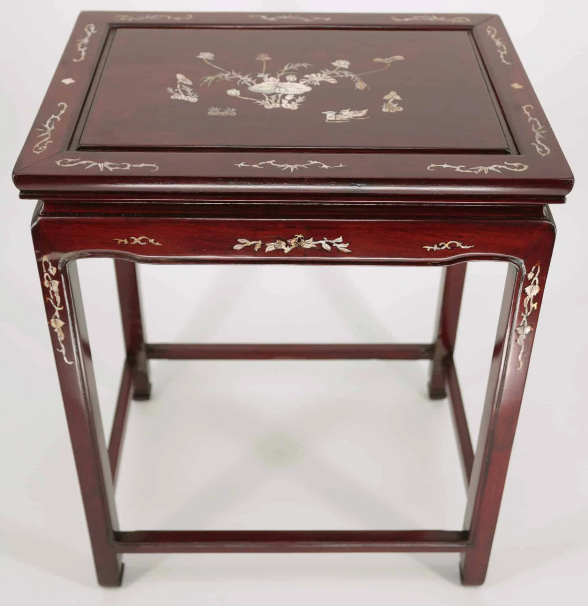 Čínský odkládací stolek vykládaný perletí