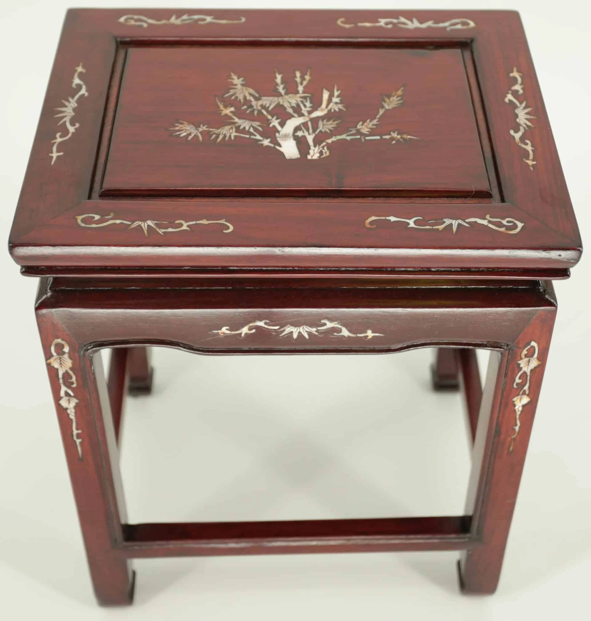 Čínský odkládací stolek vykládaný perletí