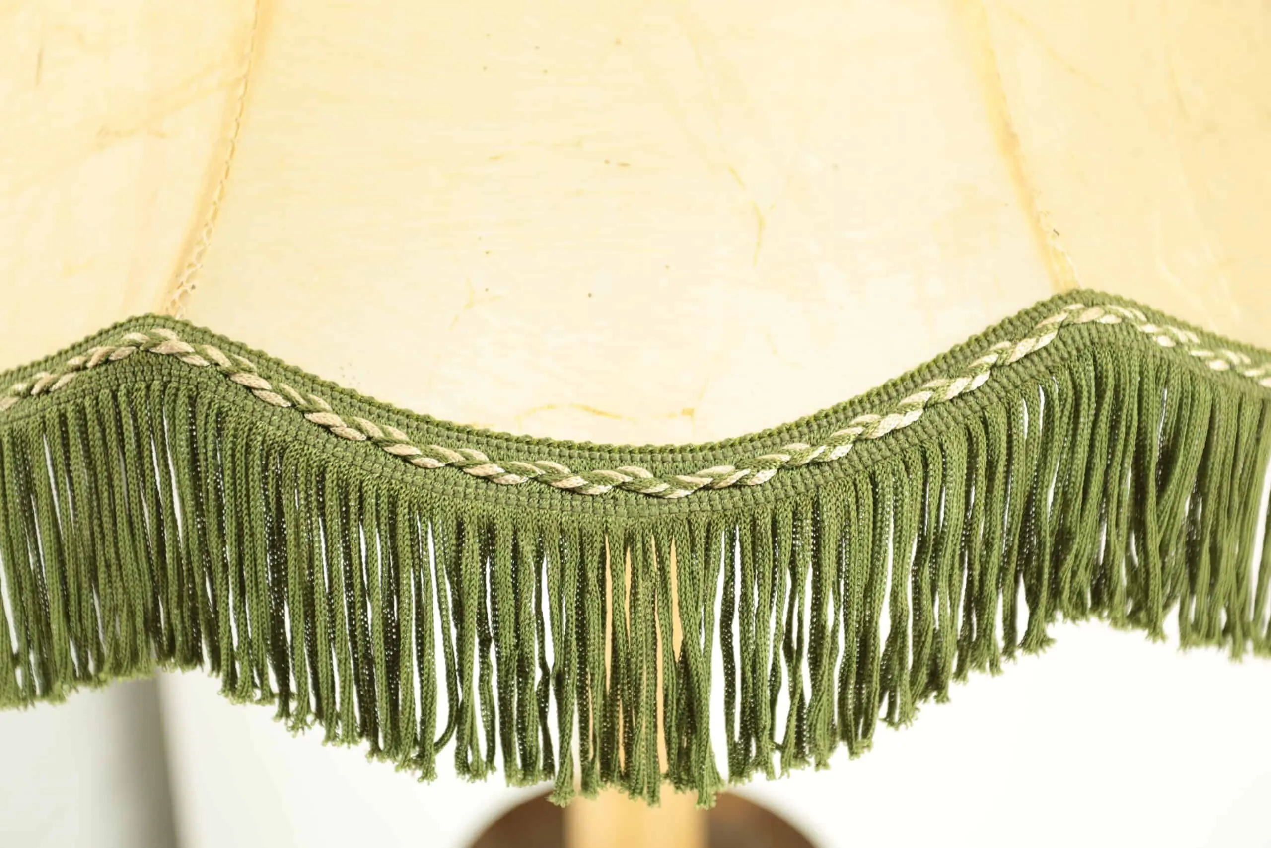 Starožitná stojací lampa s měchýřovým stínidlem