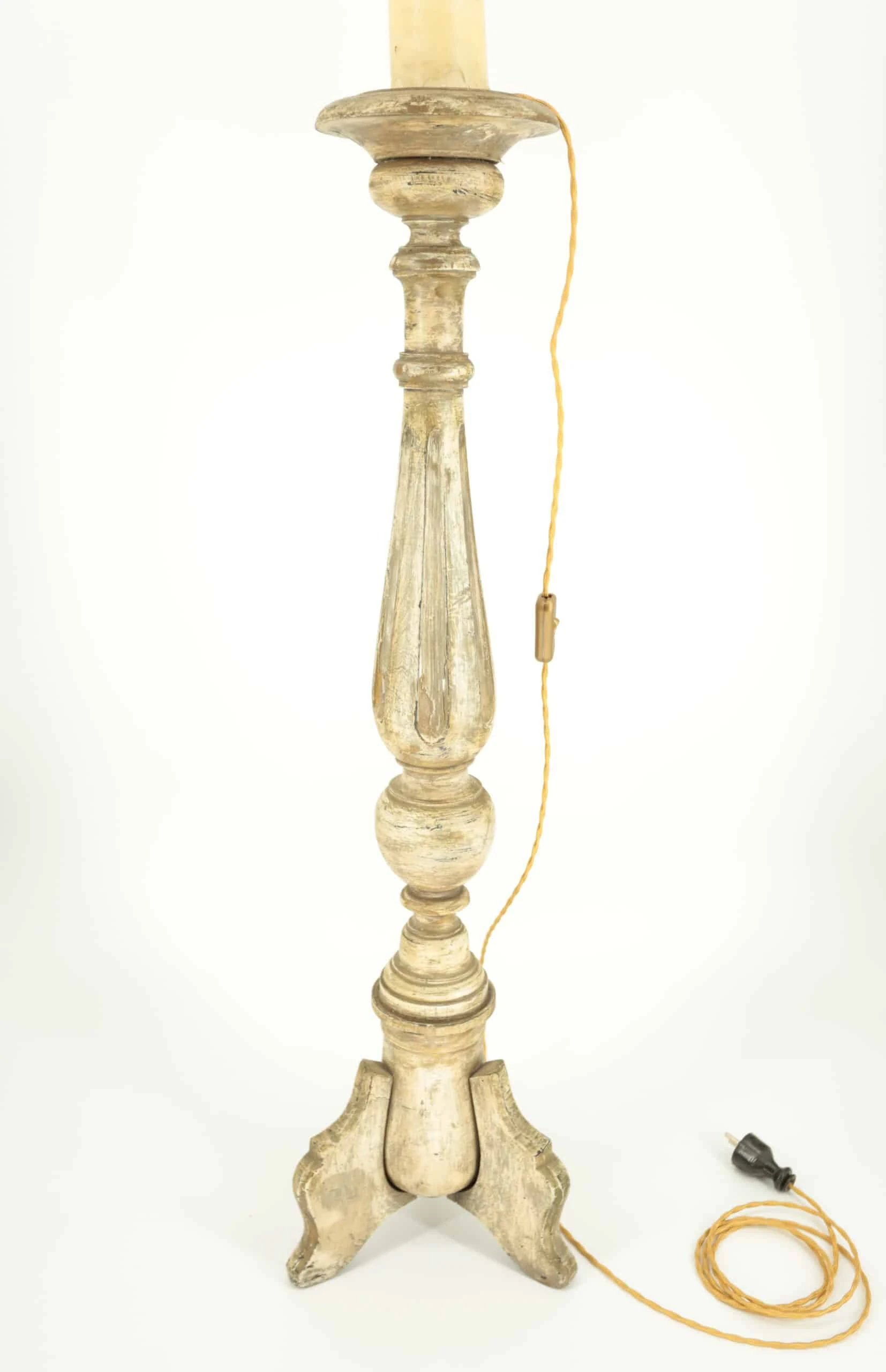 Dřevěná stojací lampa s pergamenovým stínidlem