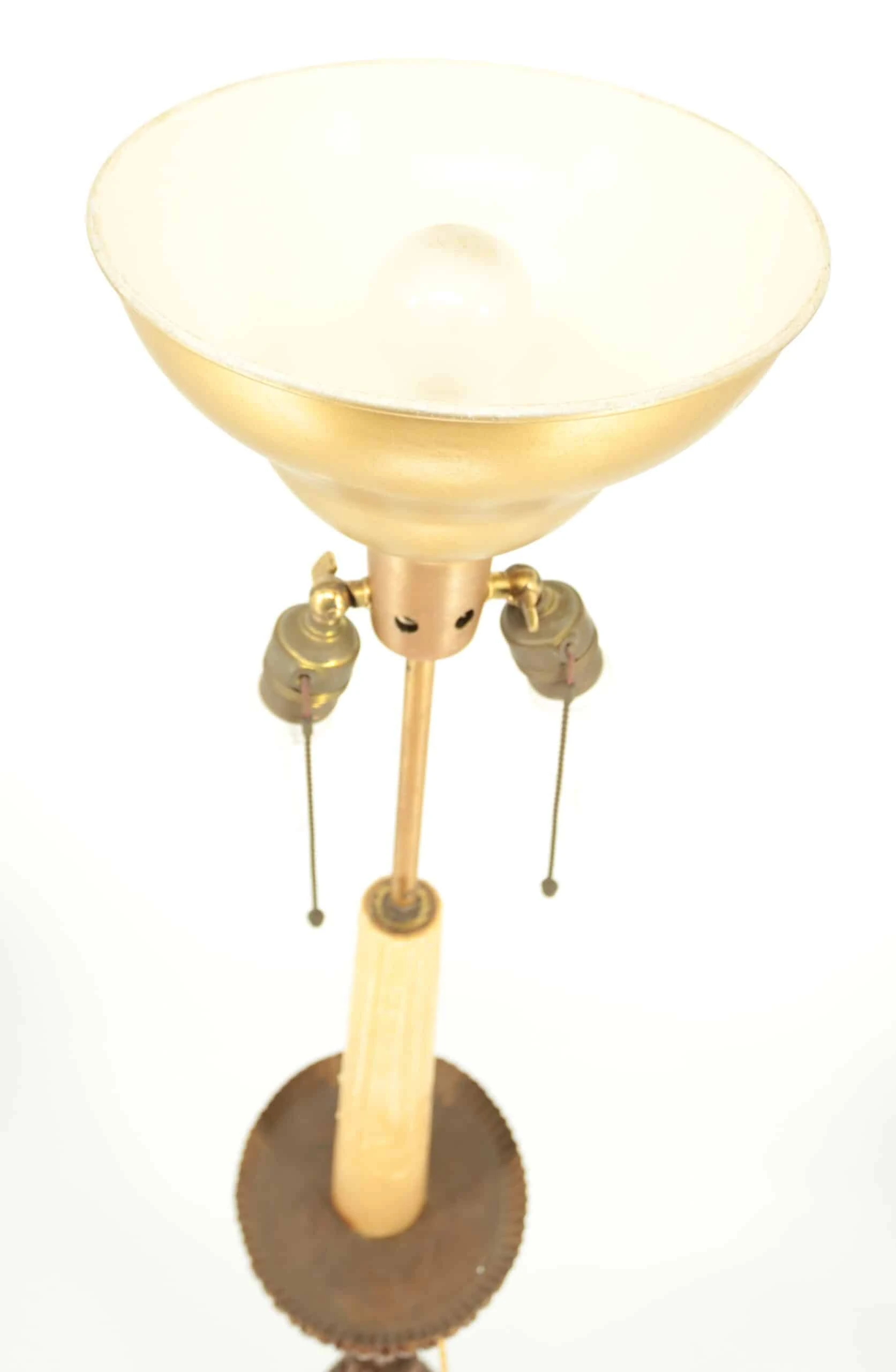 Starožitná stojací lampa s měchýřovým stínidlem