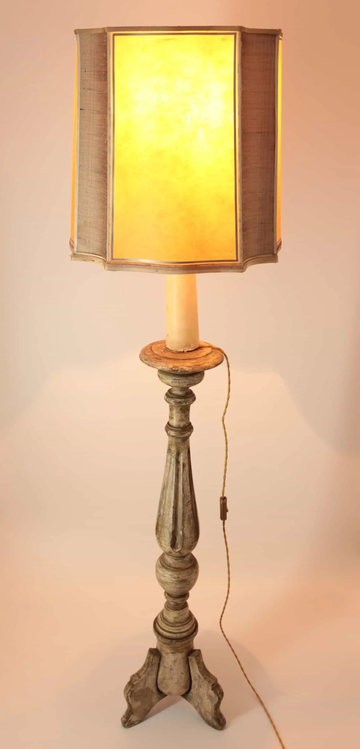 Dřevěná stojací lampa s pergamenovým stínidlem