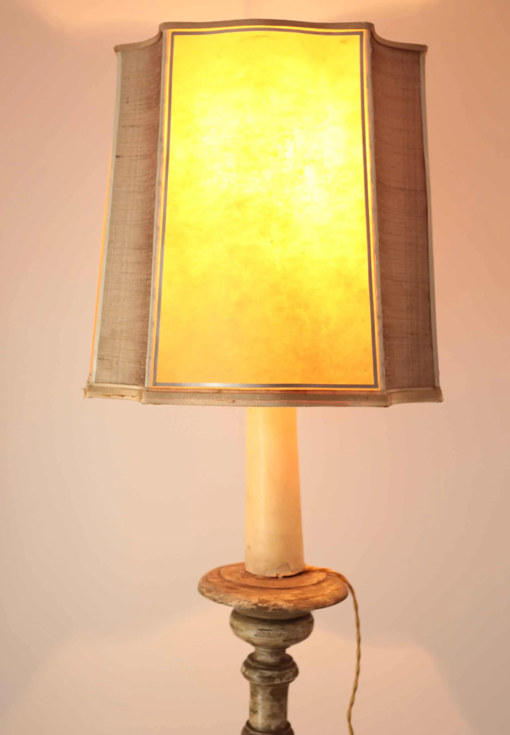 Dřevěná stojací lampa s pergamenovým stínidlem