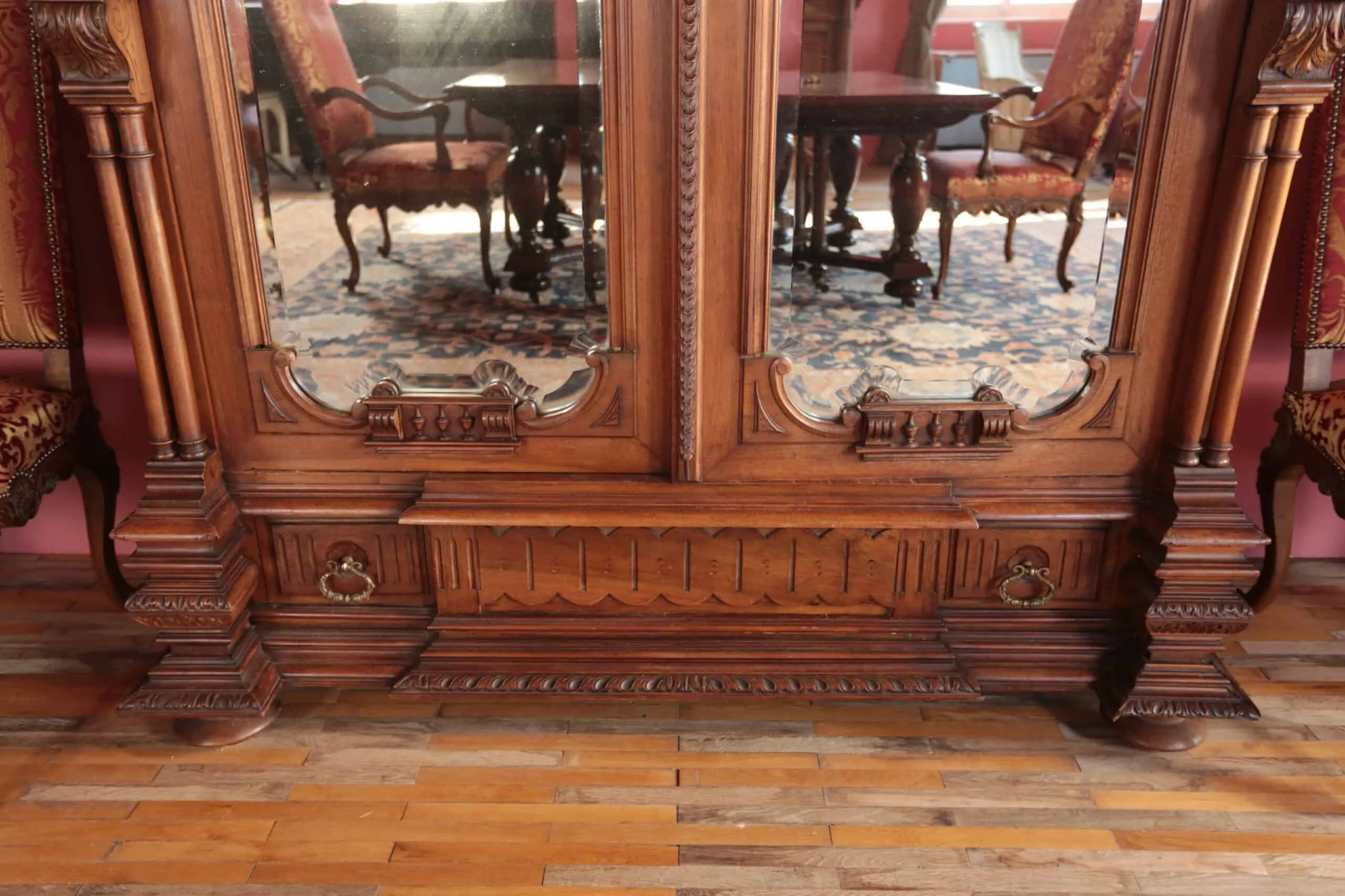 Luxusní starožitná šatní skříň ze zámku