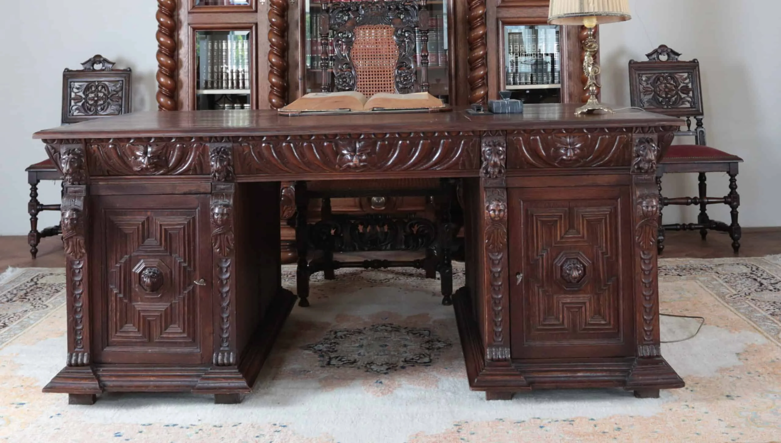 Oboustranný neorenesanční psací stůl. Dub