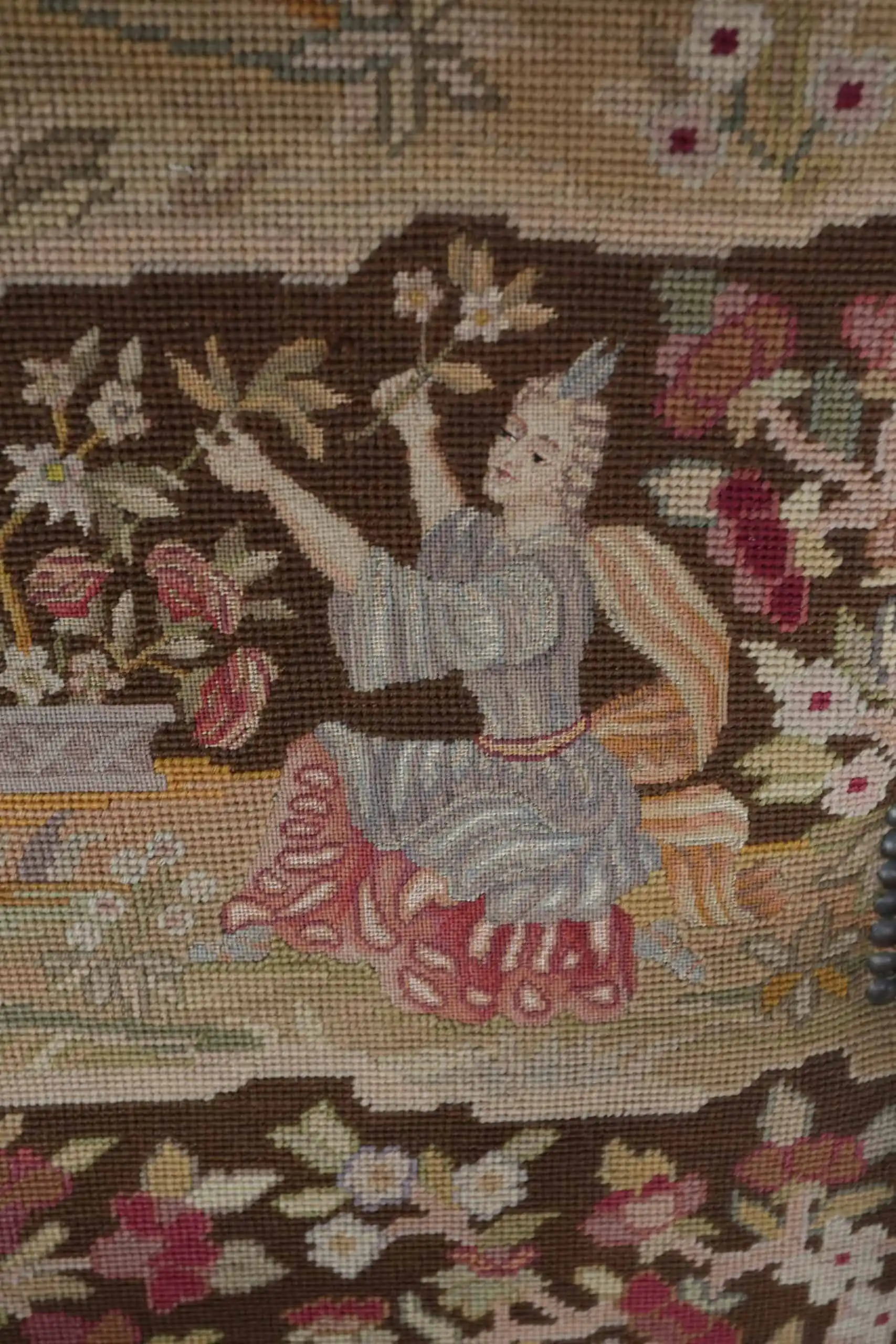 Starožitné křeslo z masivního ořechu Ludvík XV