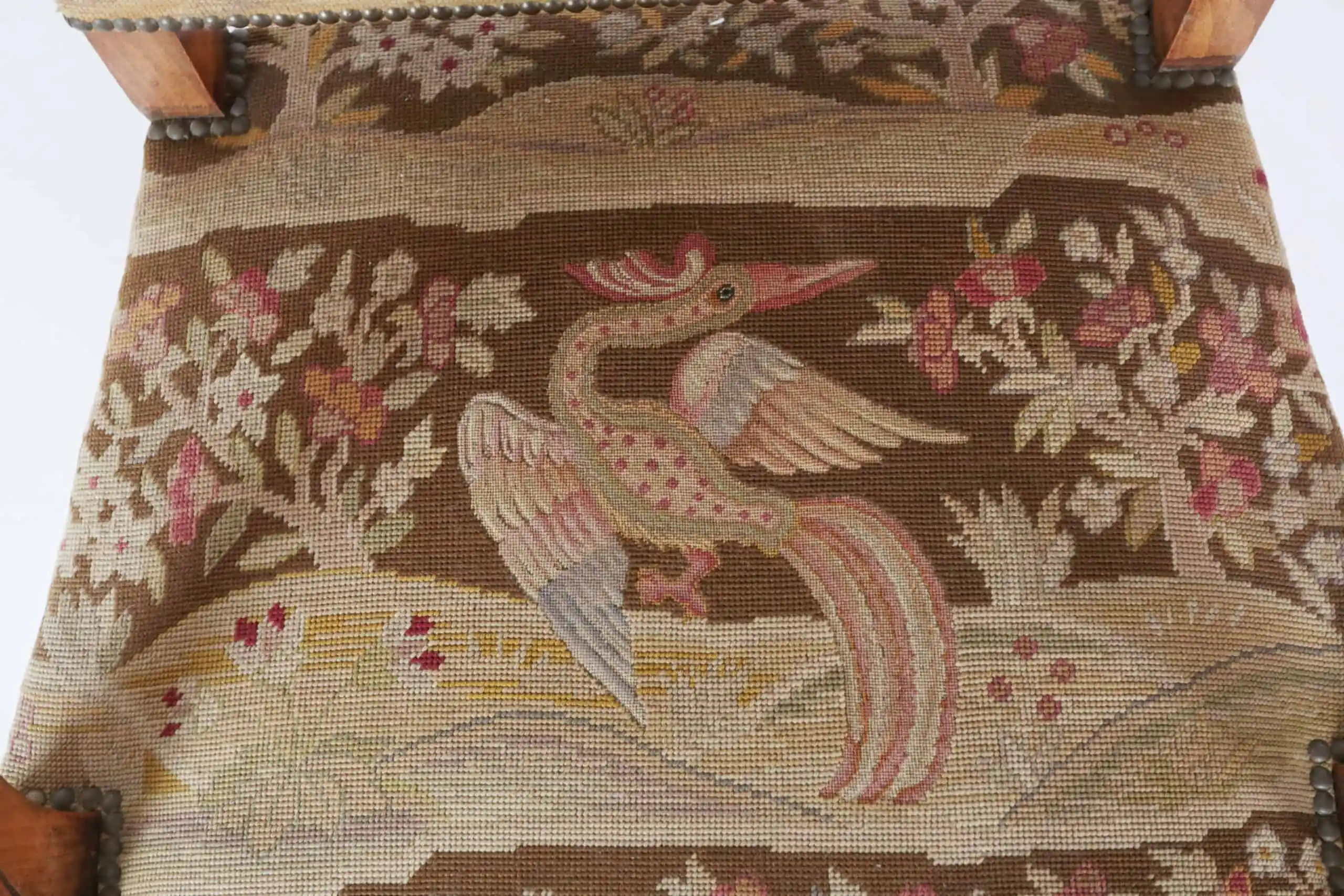 Starožitné křeslo z masivního ořechu Ludvík XV