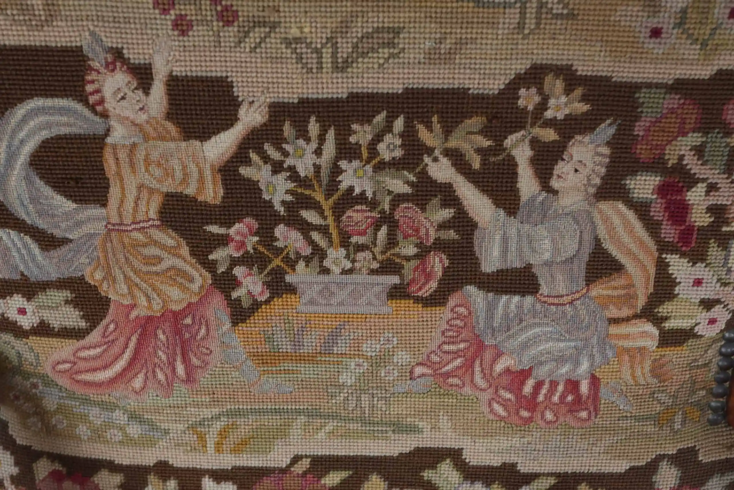 Starožitné křeslo z masivního ořechu Ludvík XV