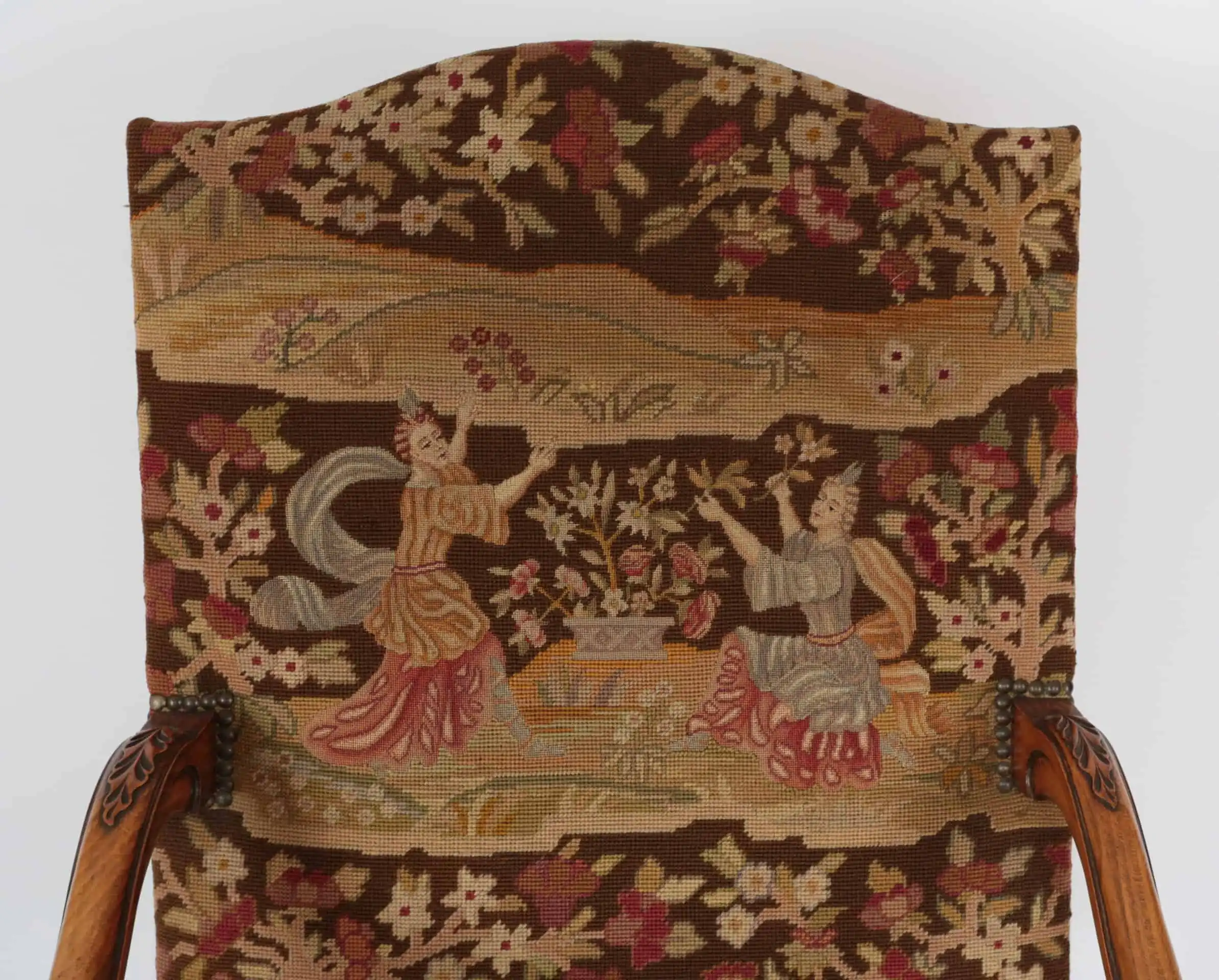 Starožitné křeslo z masivního ořechu Ludvík XV