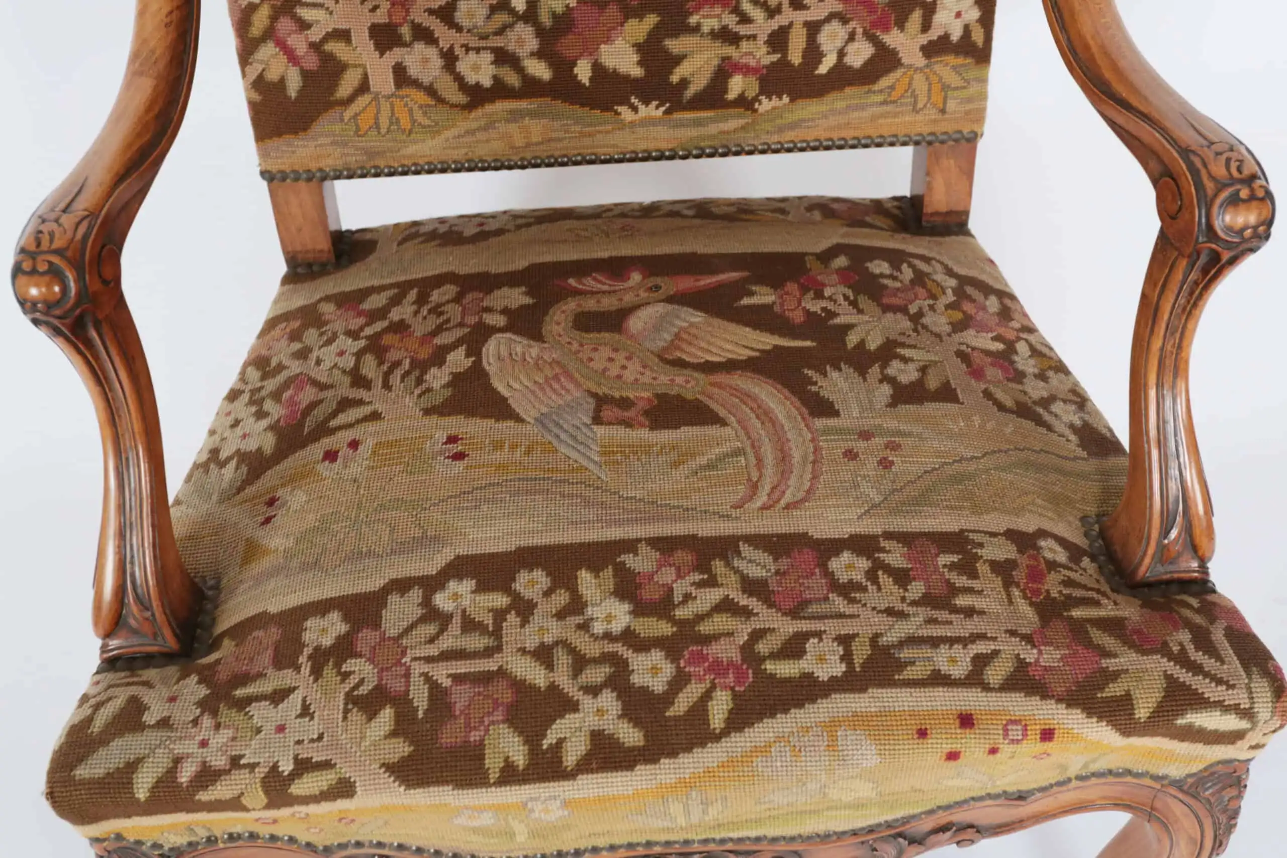 Starožitné křeslo z masivního ořechu Ludvík XV