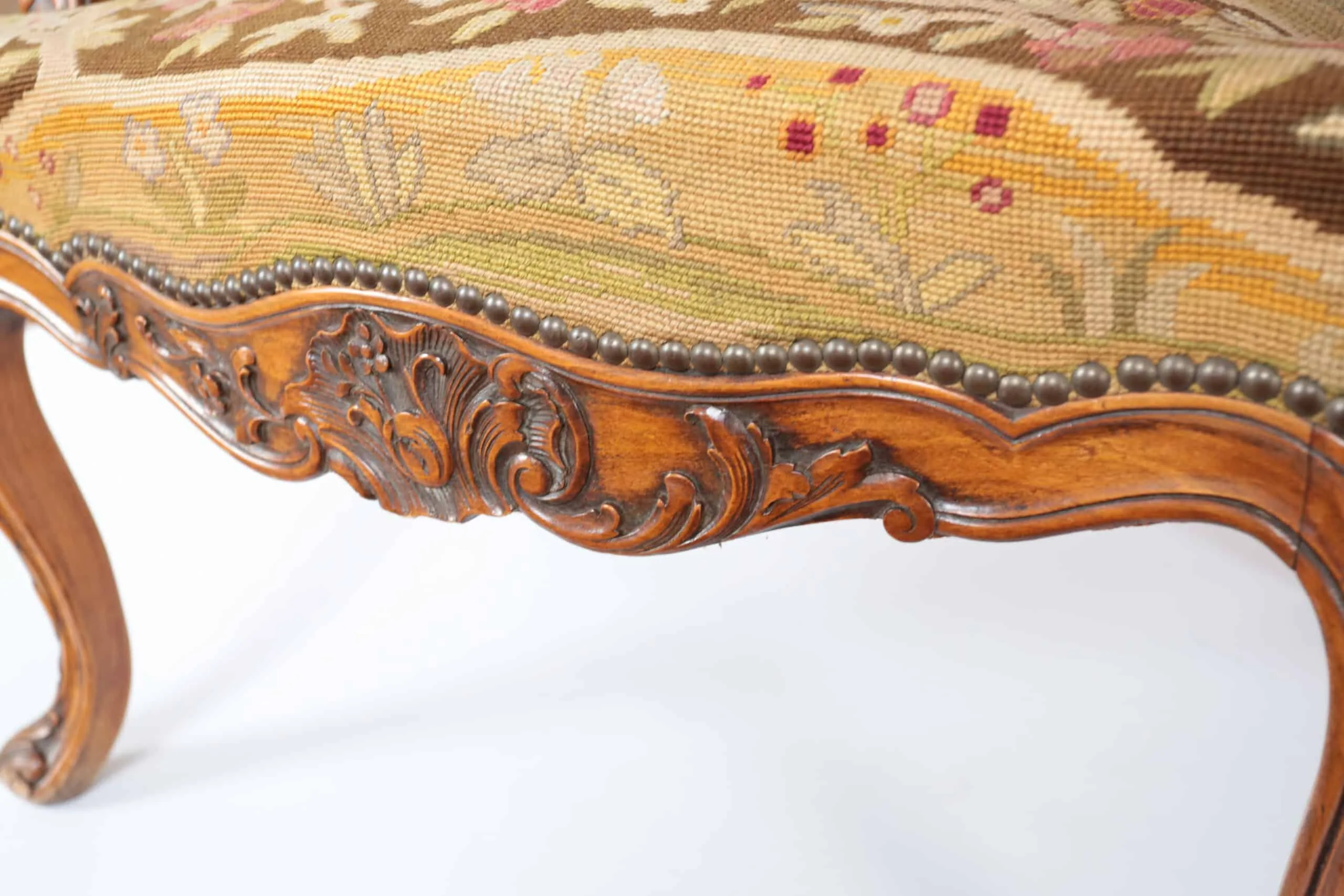 Starožitné křeslo z masivního ořechu Ludvík XV