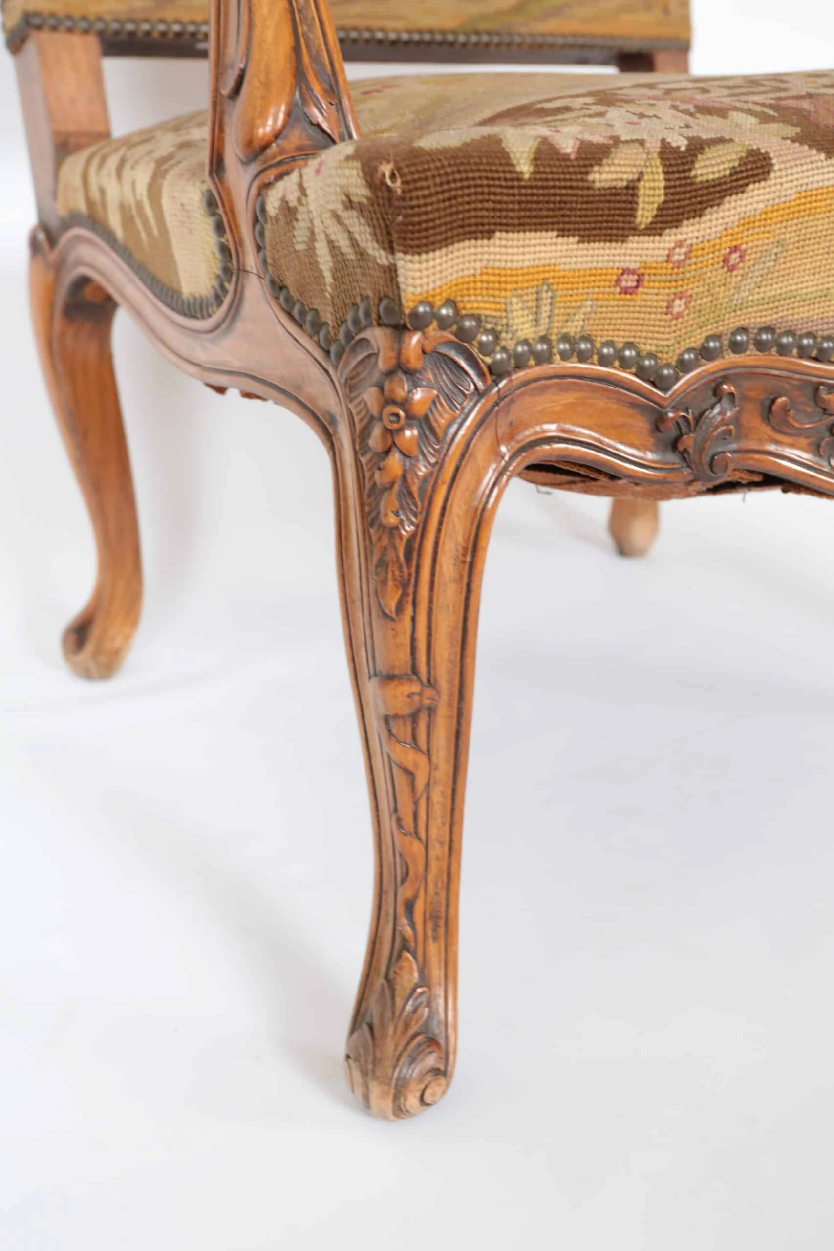 Starožitné křeslo z masivního ořechu Ludvík XV