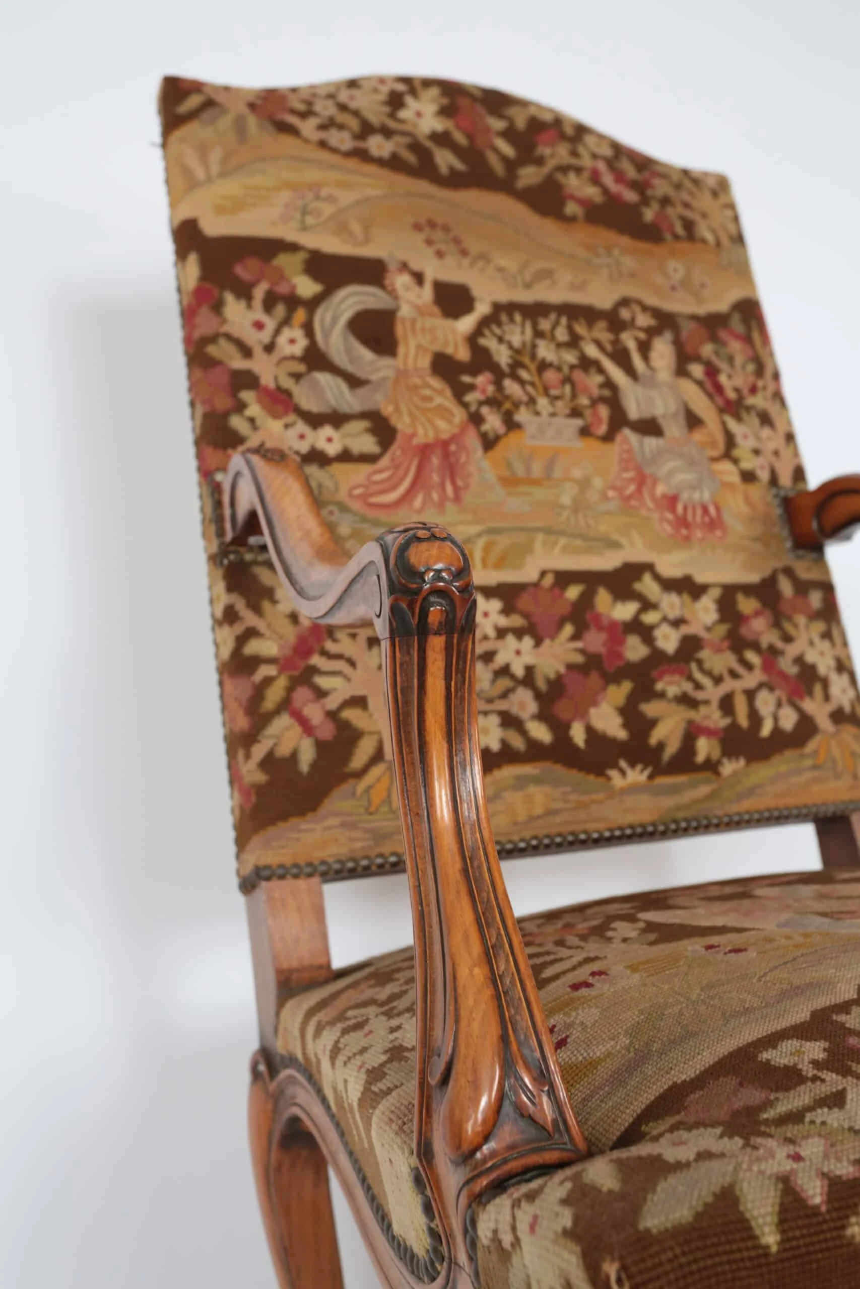 Starožitné křeslo z masivního ořechu Ludvík XV