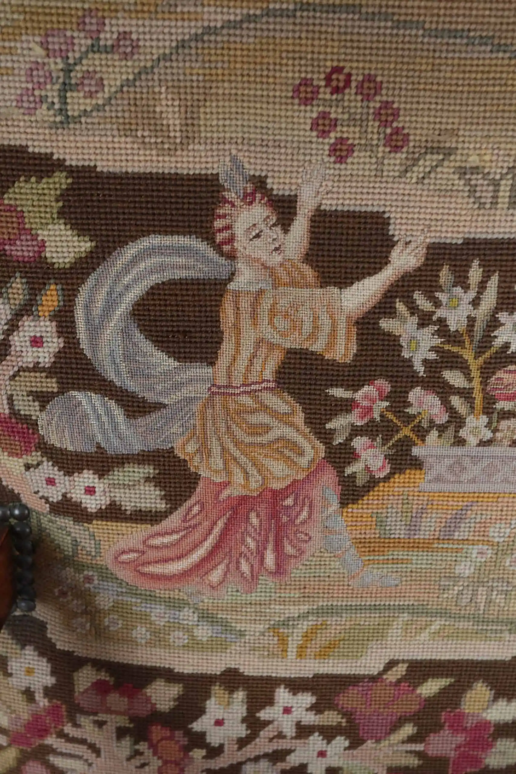 Starožitné křeslo z masivního ořechu Ludvík XV