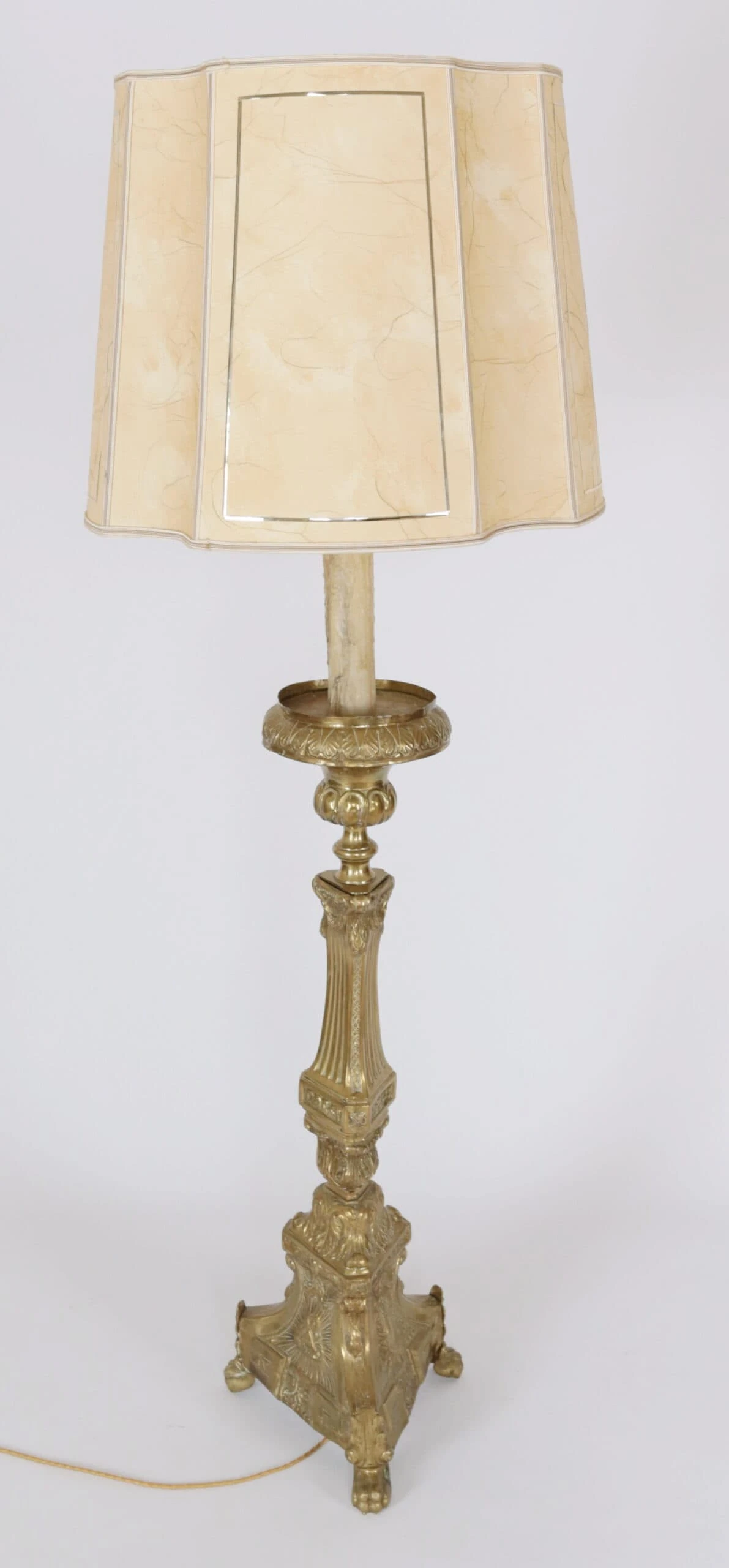 Starožitná stojací lampa z kostelního svícnu