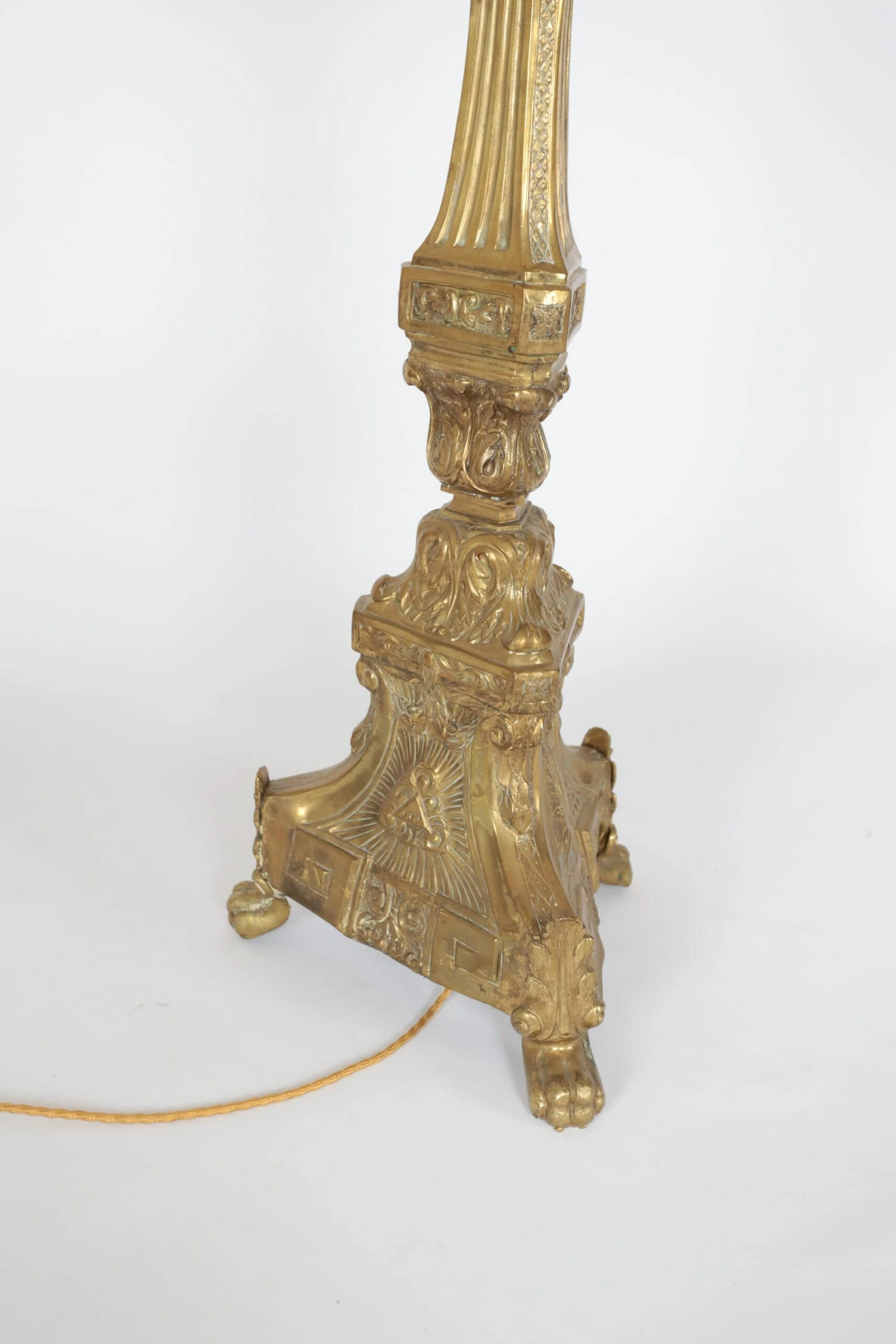 Starožitná stojací lampa z kostelního svícnu