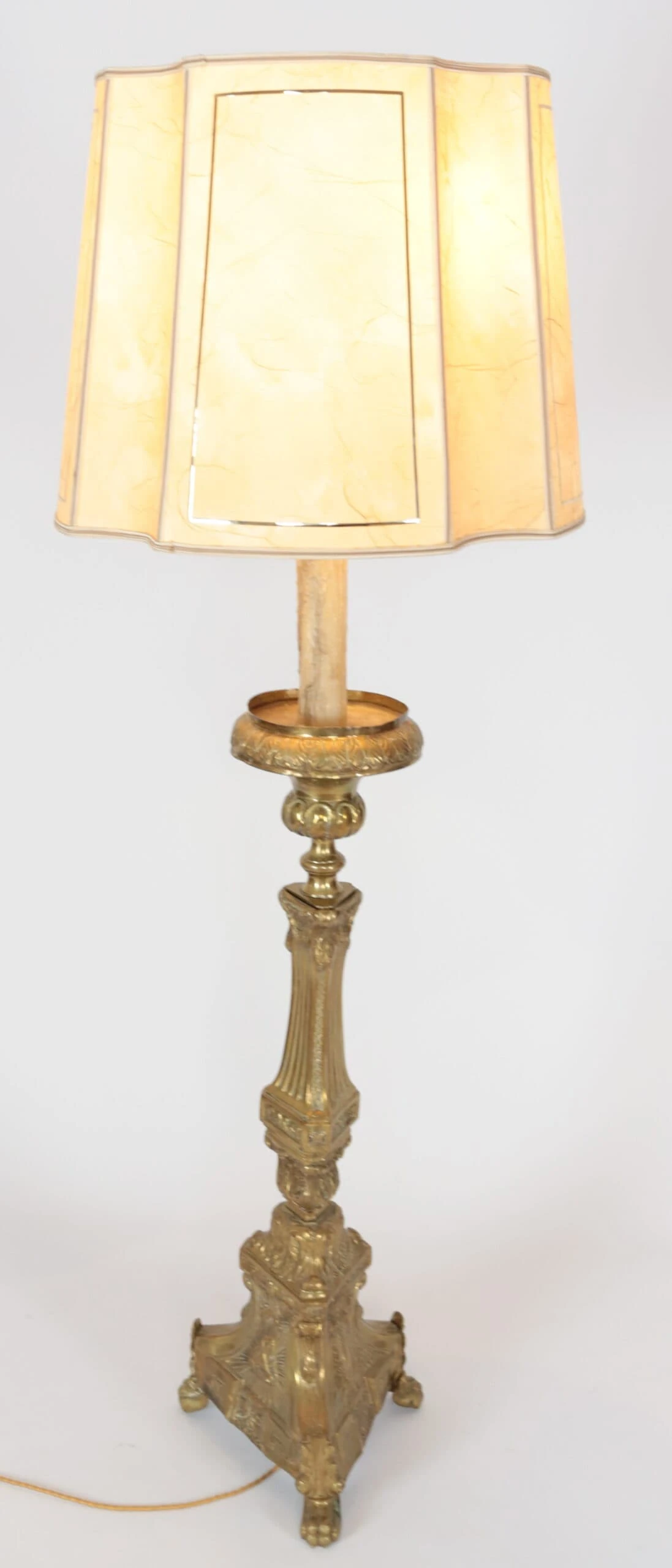 Starožitná stojací lampa z kostelního svícnu