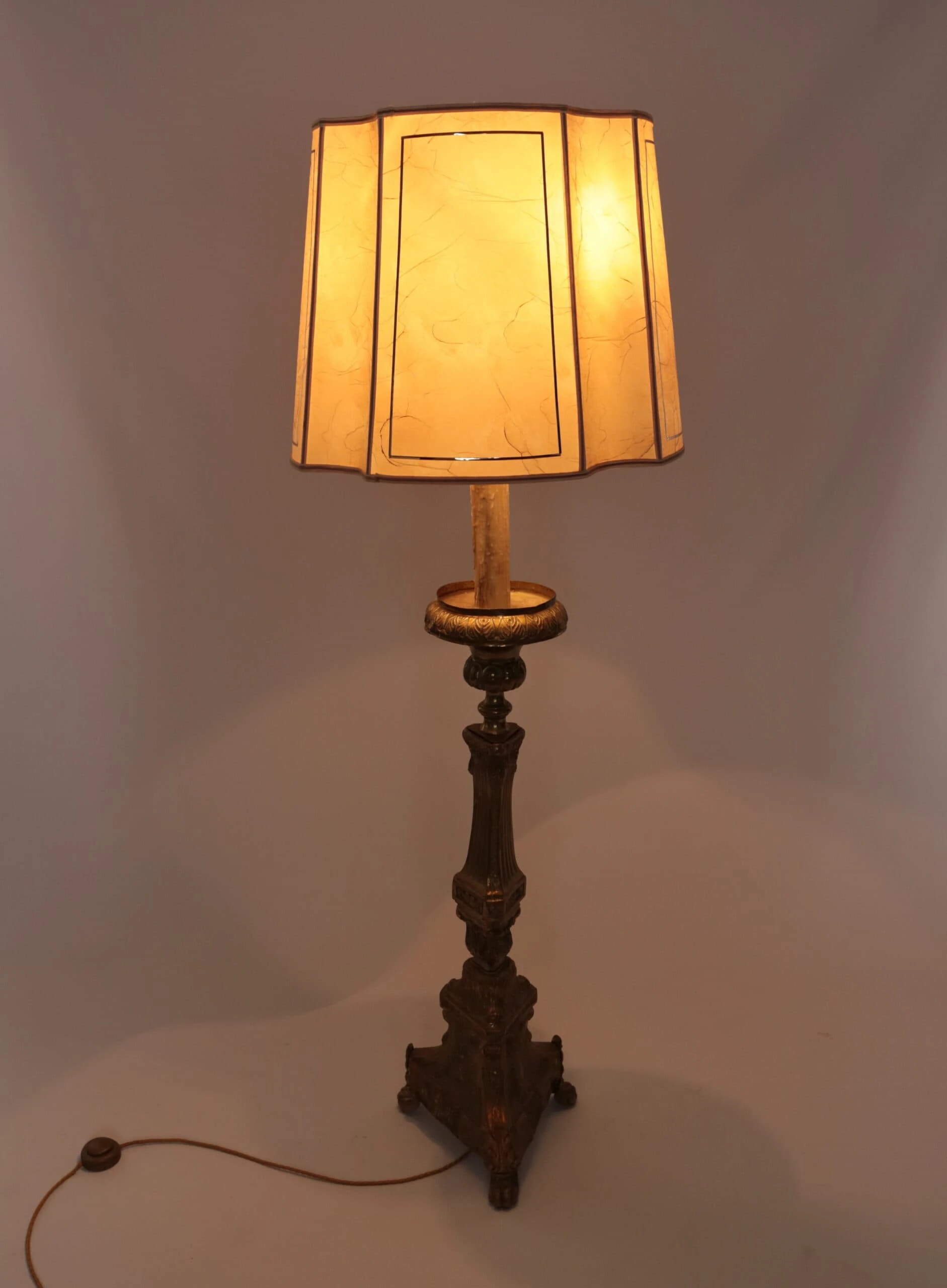 Starožitná stojací lampa z kostelního svícnu