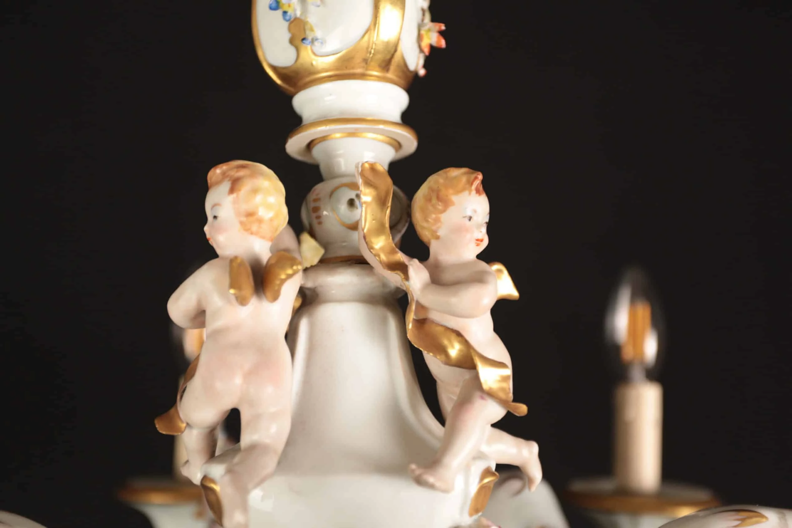 Starožitný porcelánový lustr značený DZ