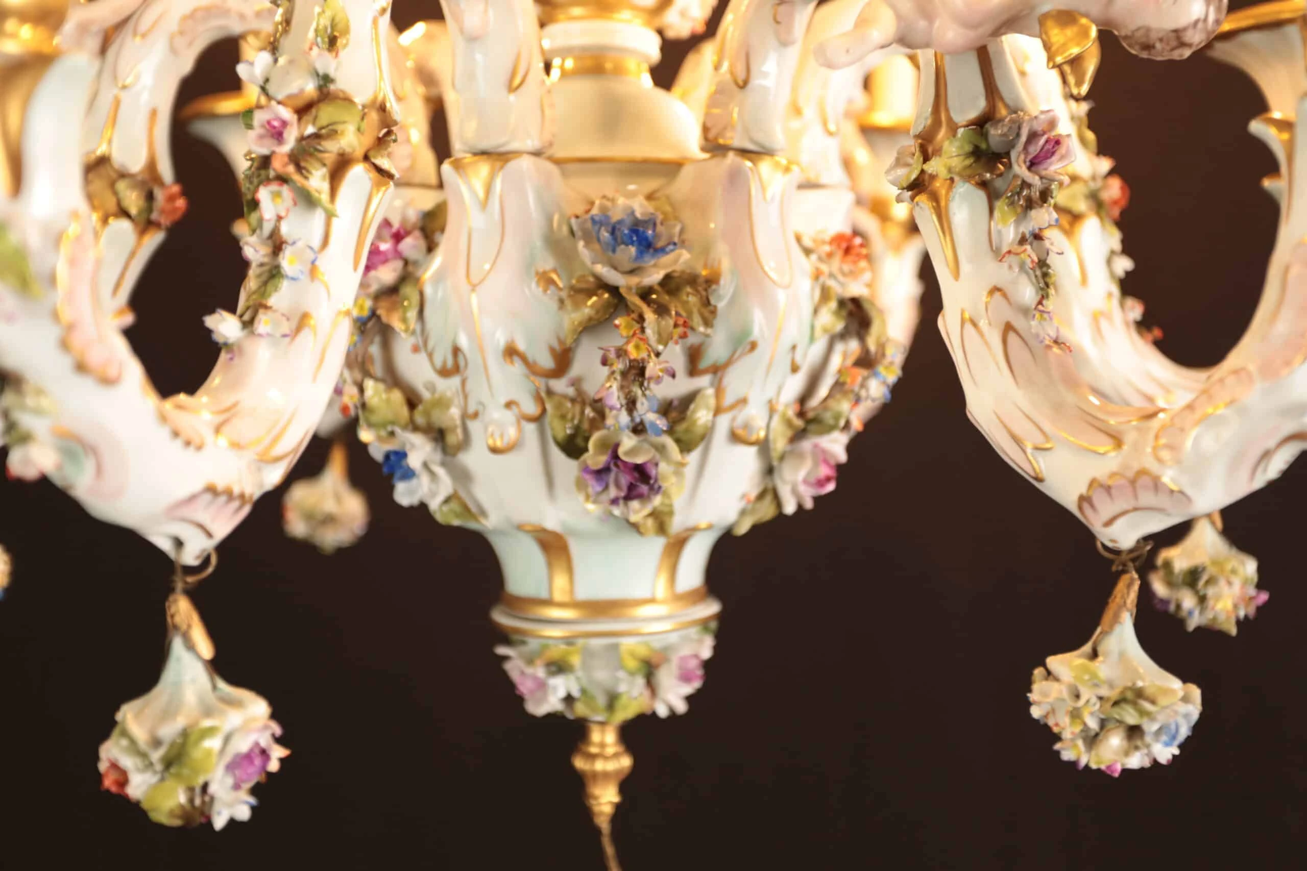 Starožitný porcelánový lustr značený DZ