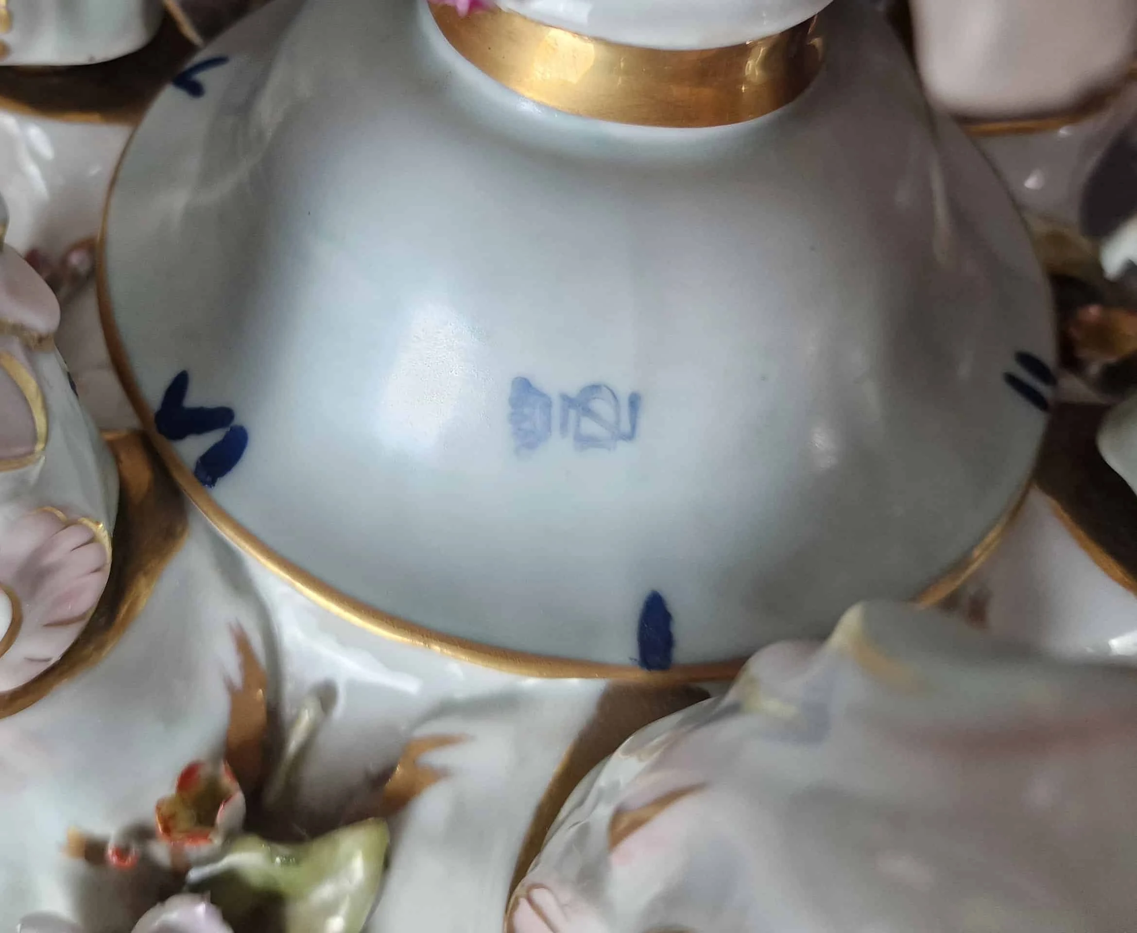 Starožitný porcelánový lustr značený DZ