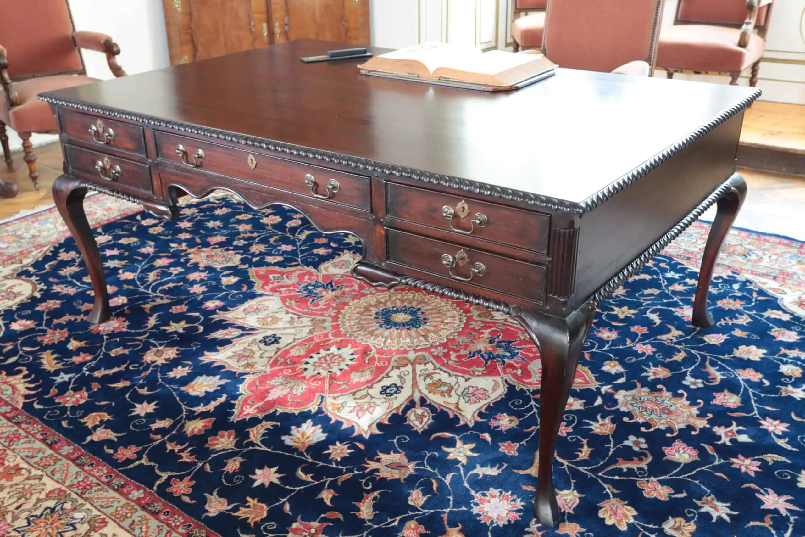 Velký starožitný psací stůl zrestaurovaný