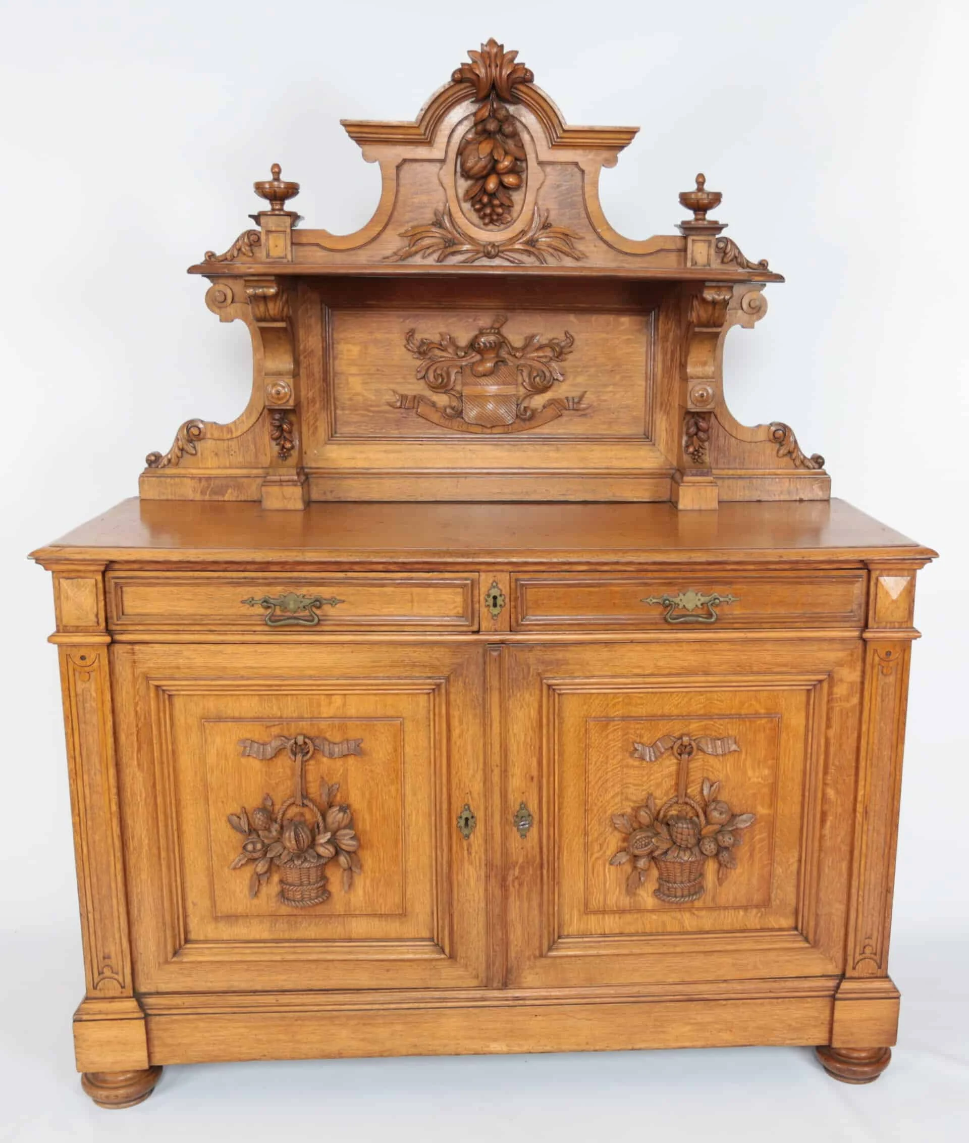 Párové neorenesanční komody s erby a nástavbou