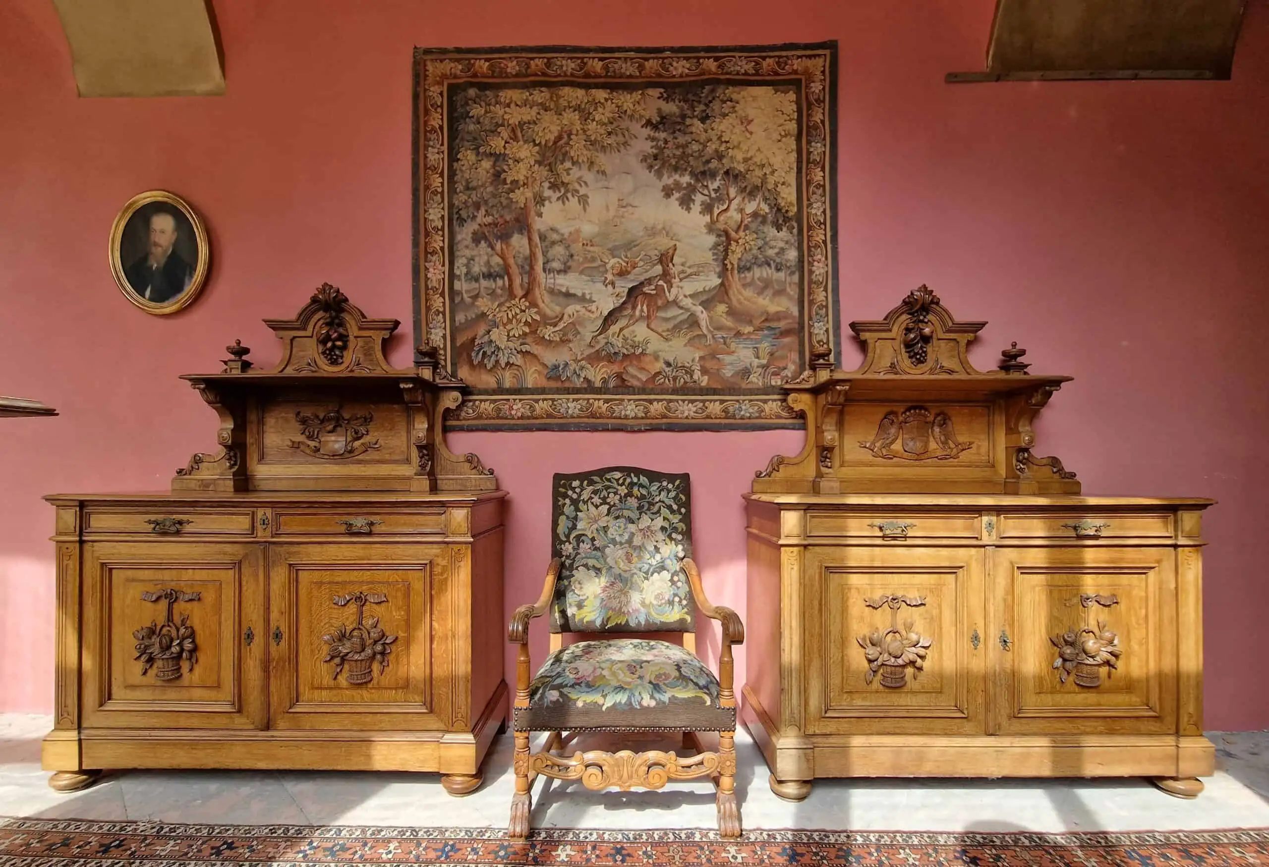 Párové neorenesanční komody s erby a nástavbou