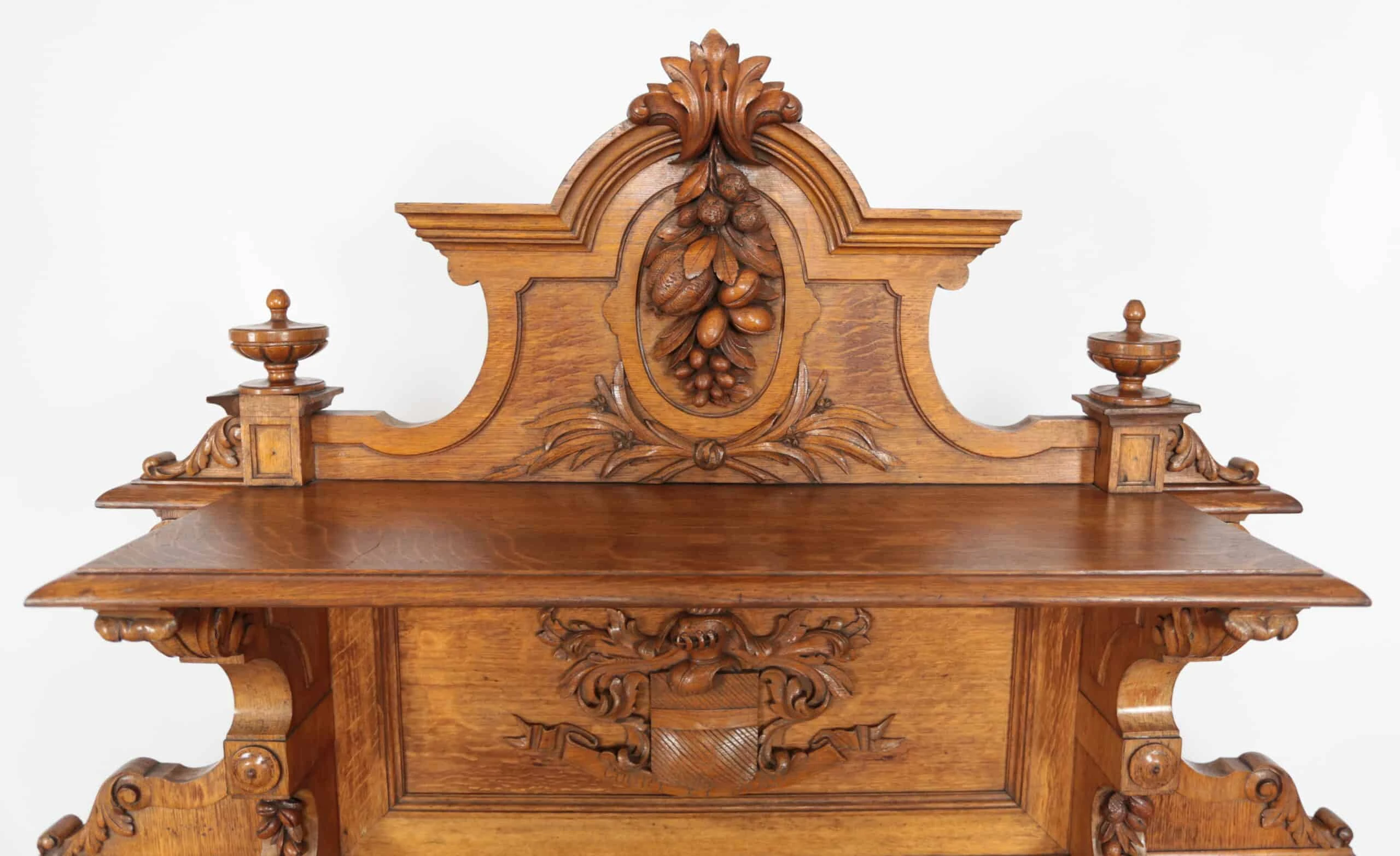 Párové neorenesanční komody s erby a nástavbou