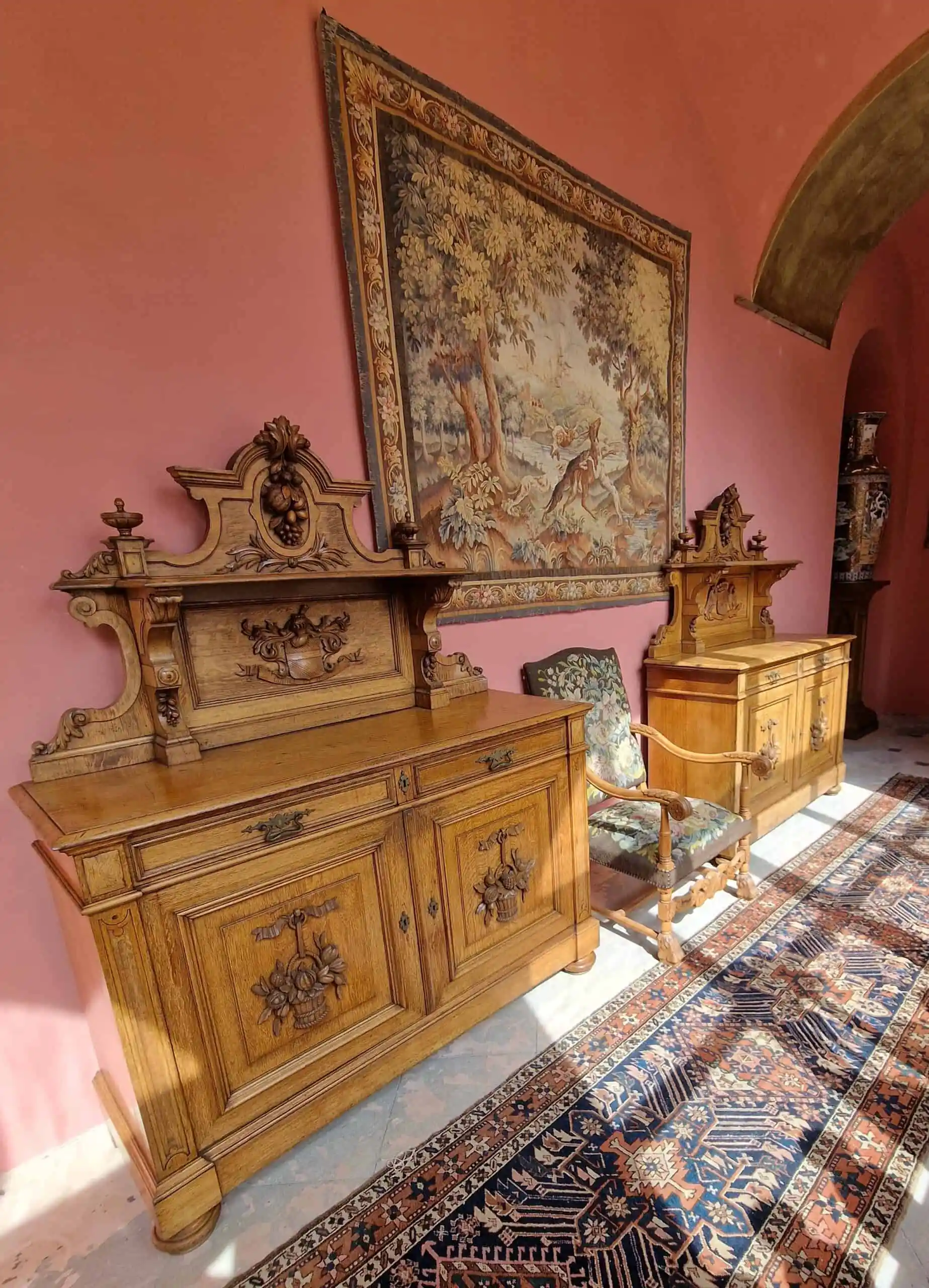 Párové neorenesanční komody s erby a nástavbou