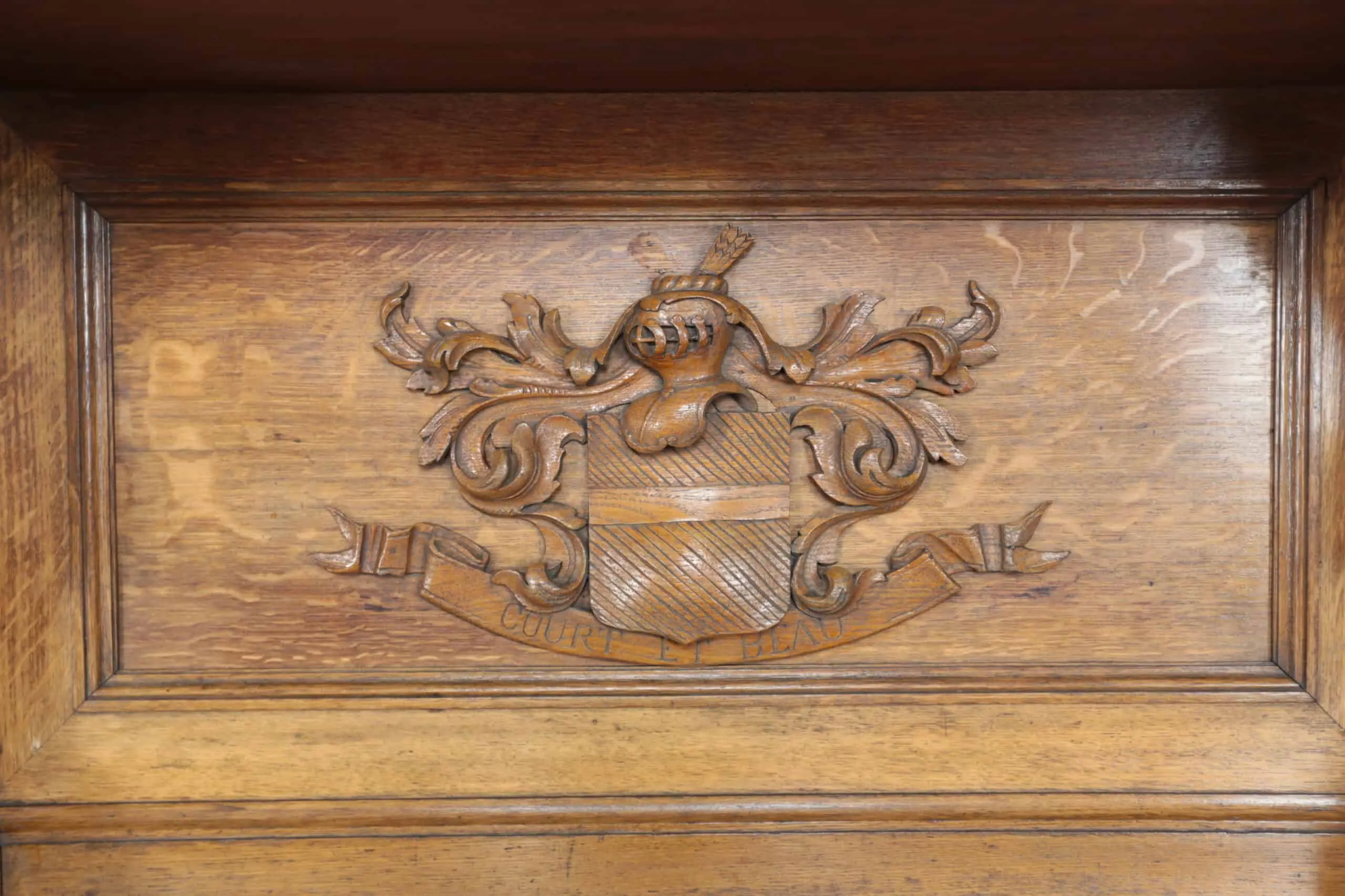Párové neorenesanční komody s erby a nástavbou