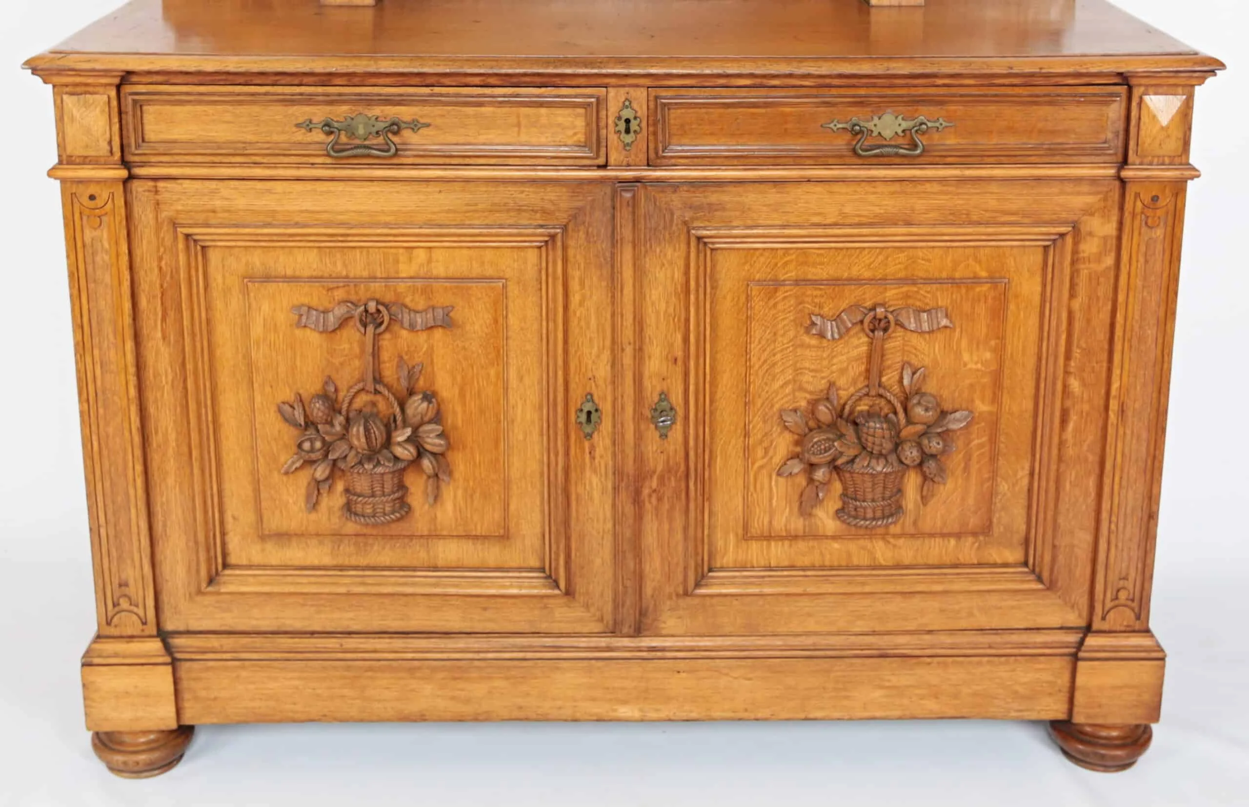 Párové neorenesanční komody s erby a nástavbou