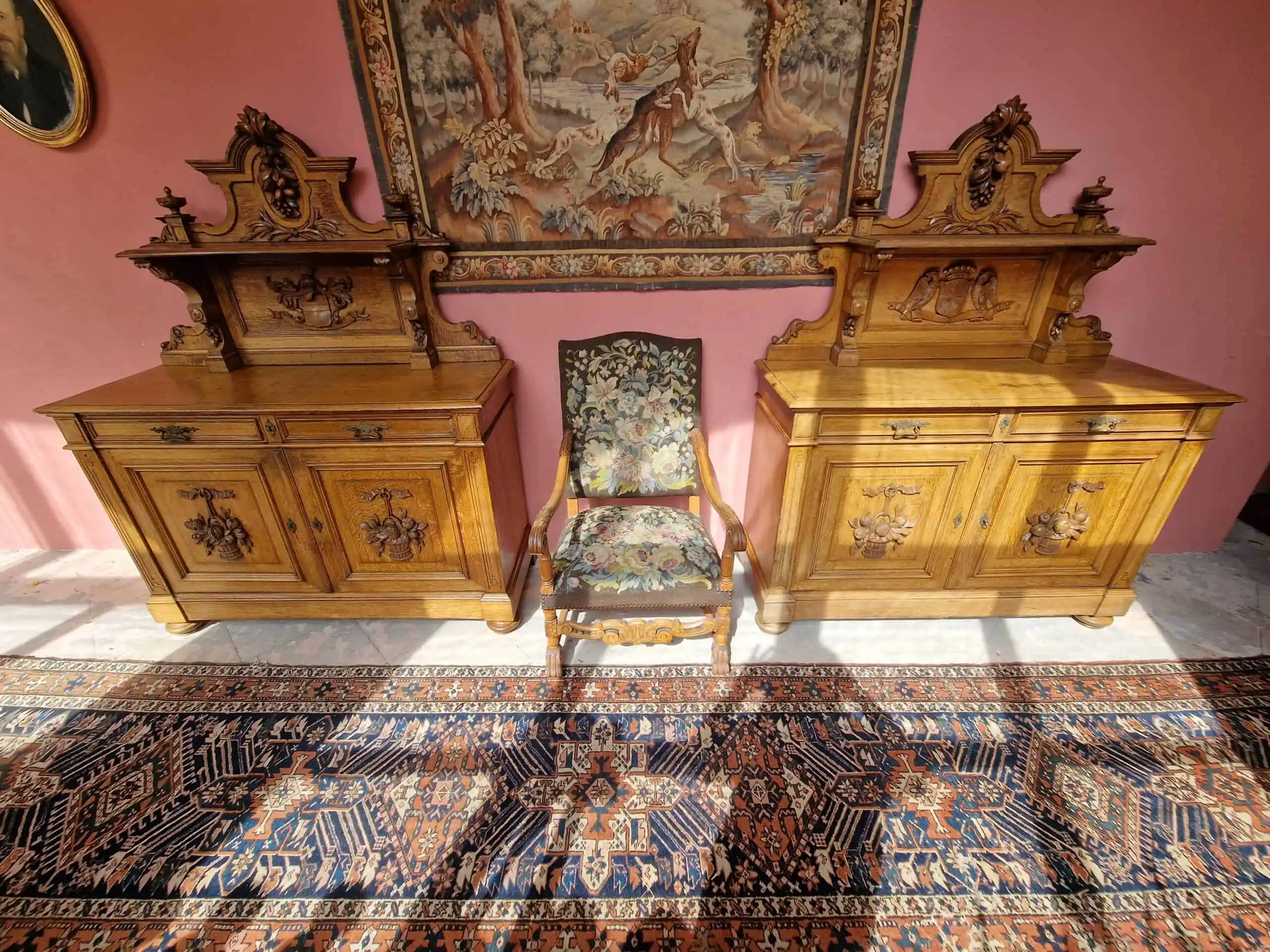 Párové neorenesanční komody s erby a nástavbou