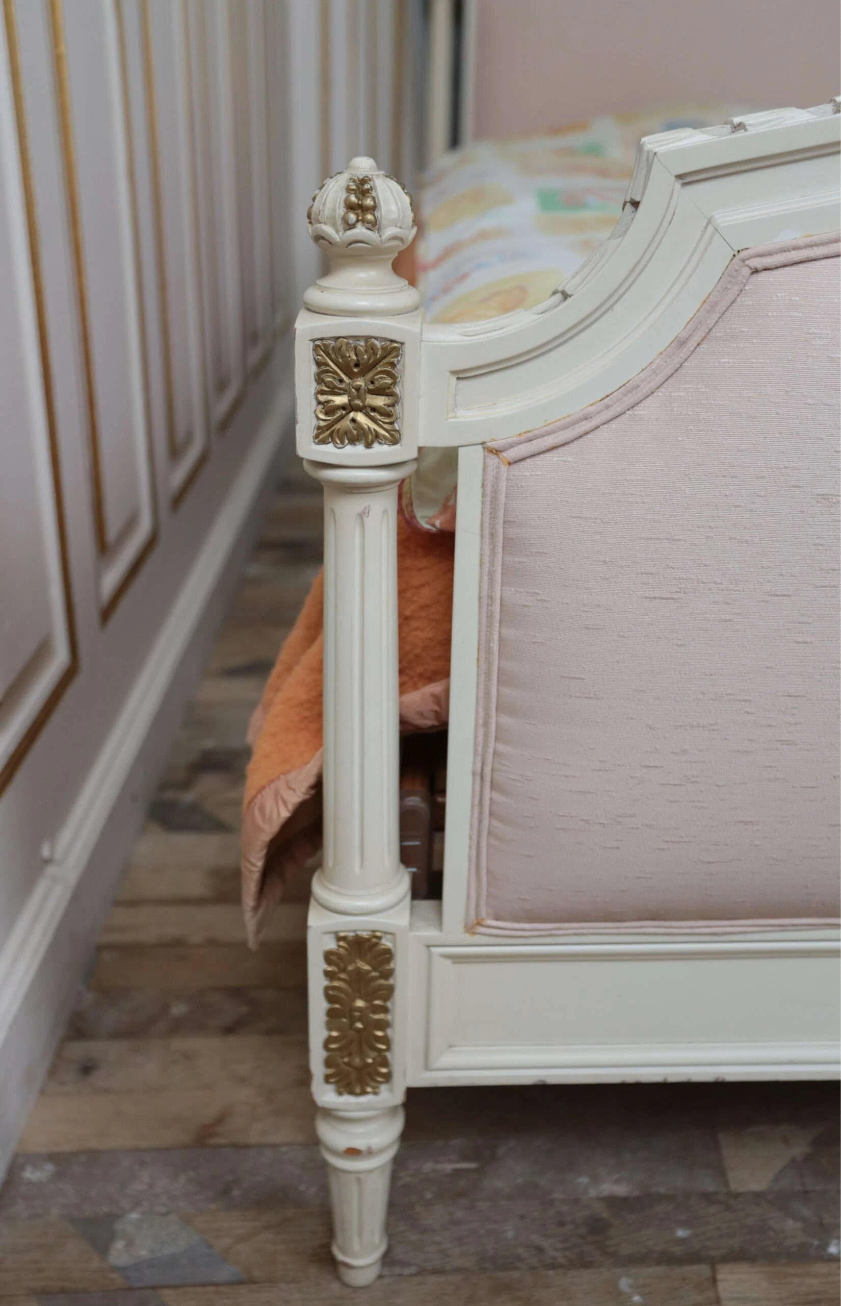 Starožitná bílá postel Ludvík XVI 164 X 210 cm