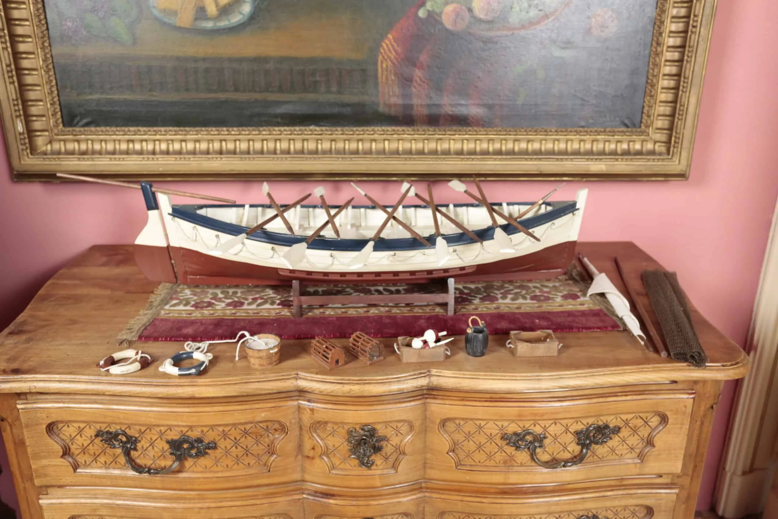 Velký dřevěný model rybářské lodi s vesly