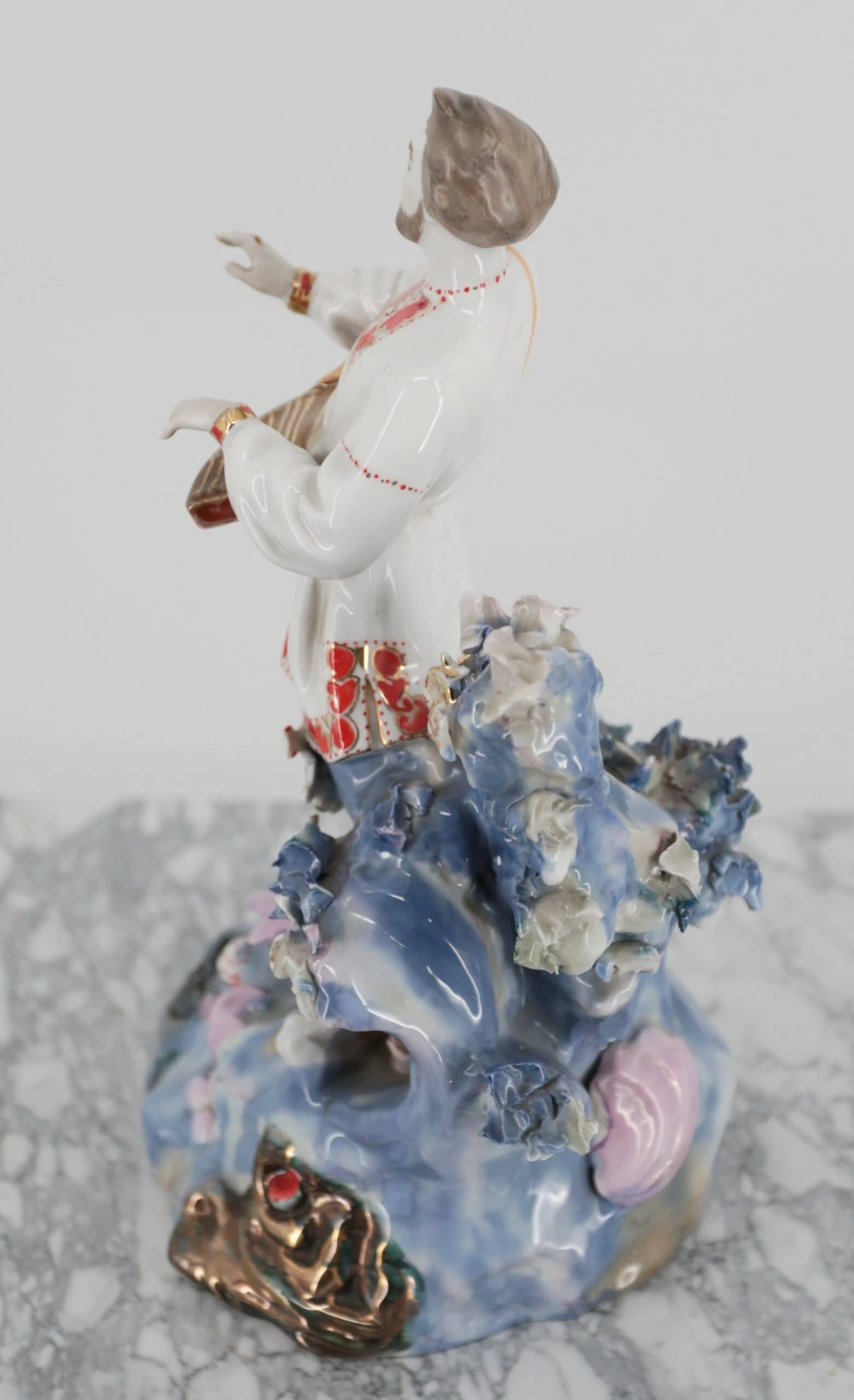 Ruská porcelánová socha hráč na citeru v 32 cm