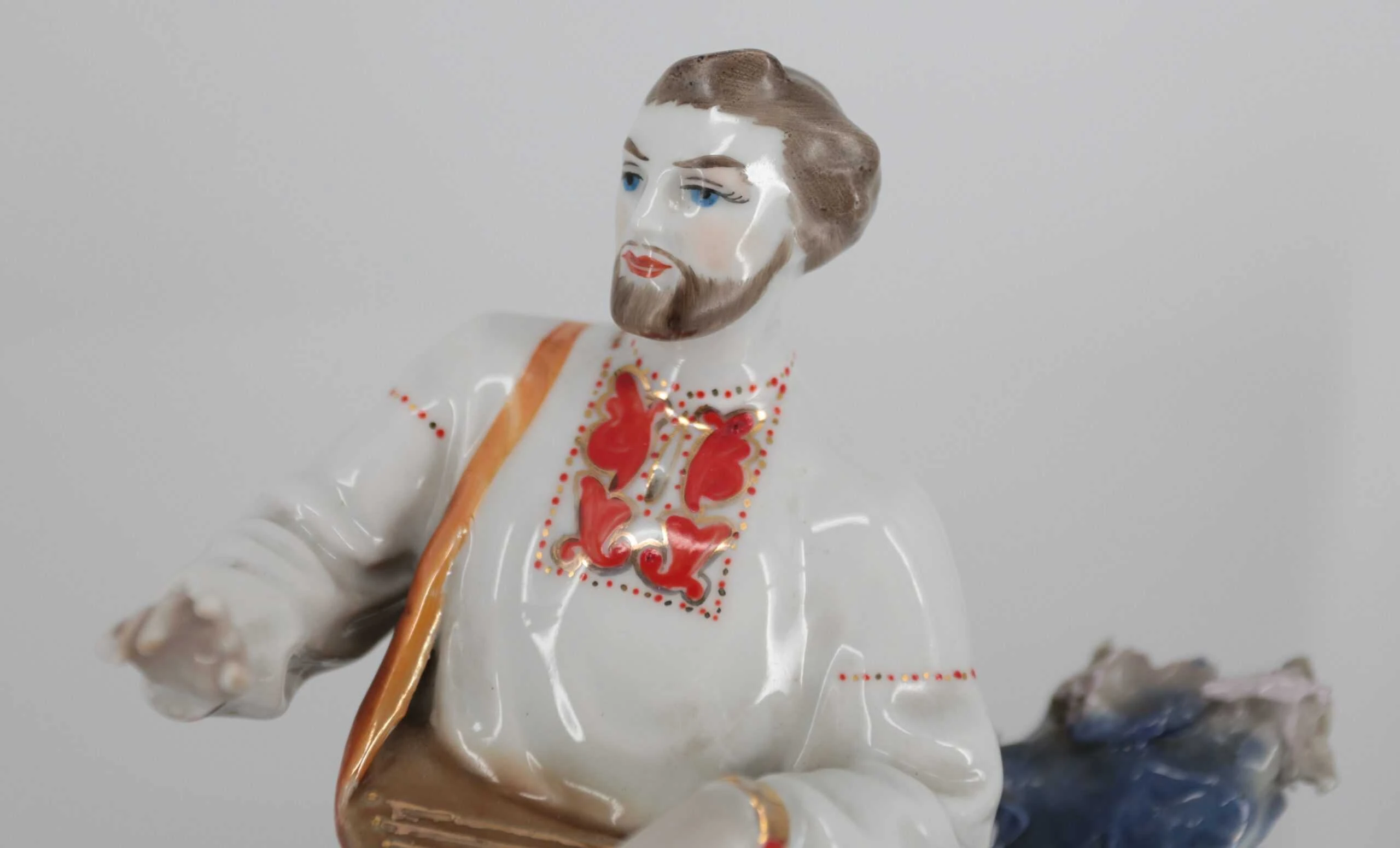 Ruská porcelánová socha hráč na citeru v 32 cm