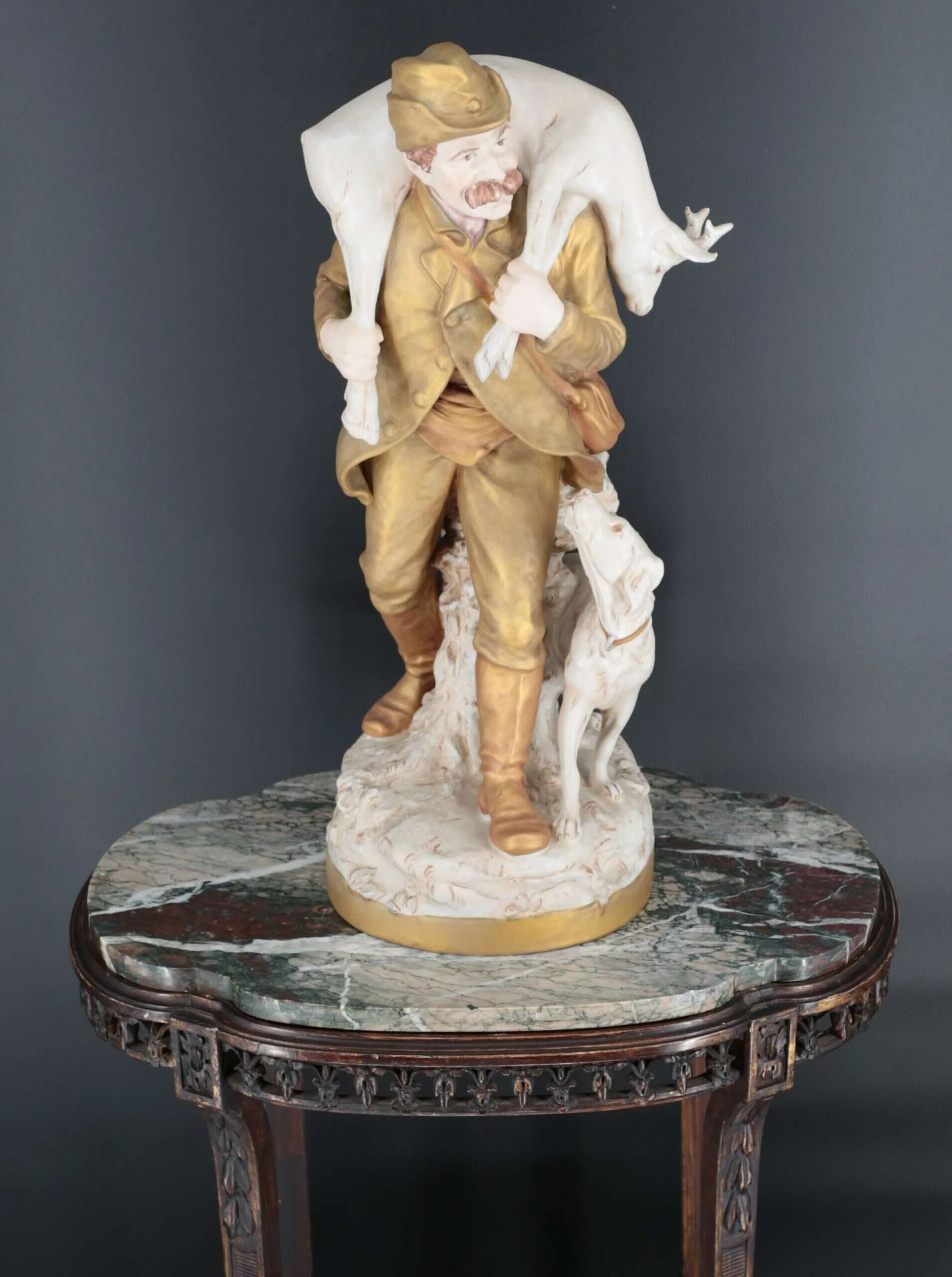 Royal Dux – Myslivec se psem a srncem Výška 52,5 cm